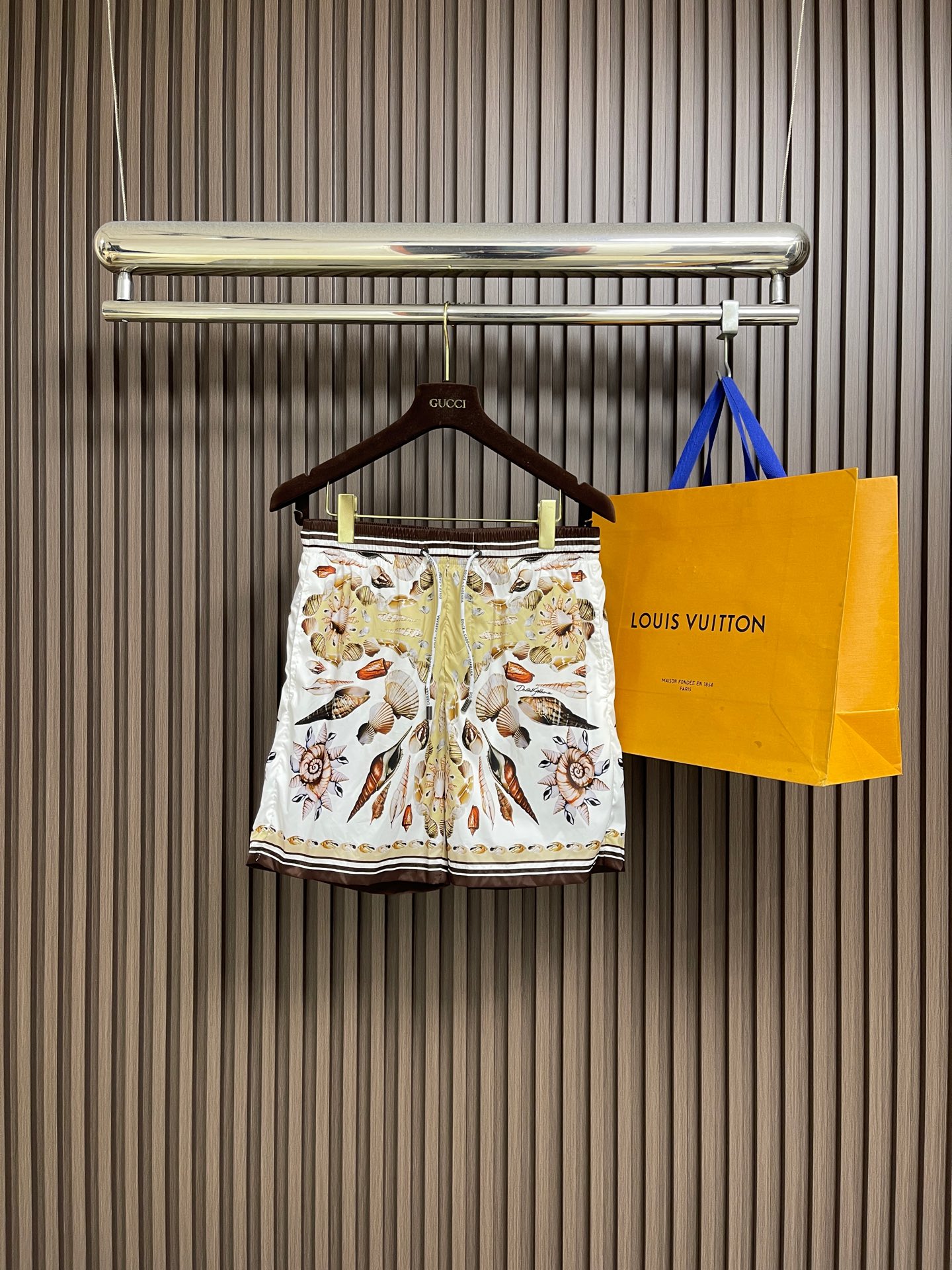 NO:743995,DolceGabbana DG 2026ss new summer fashion beach shorts, classic brand logo.  Made from selected high-quality polyester fiber fabrics, it feels delicate and is a must-have item for summer. The upper body effect is super handsome!  Size 44-54 M-4XL,,Dolce&Gabbana,Dolce&Gabbana,shorts,19860909DolceGabbana杜嘉班纳 DG 2026ss夏季新款时尚沙滩裤短裤,经典品牌logo．精选优质聚酯纤维面料、手感细腻,夏季必备单品、上身效果超帅气！尺码44-54 M-4XL,,Dolce&Gabbana,Dolce&Gabbana,shorts,,Men's clothing