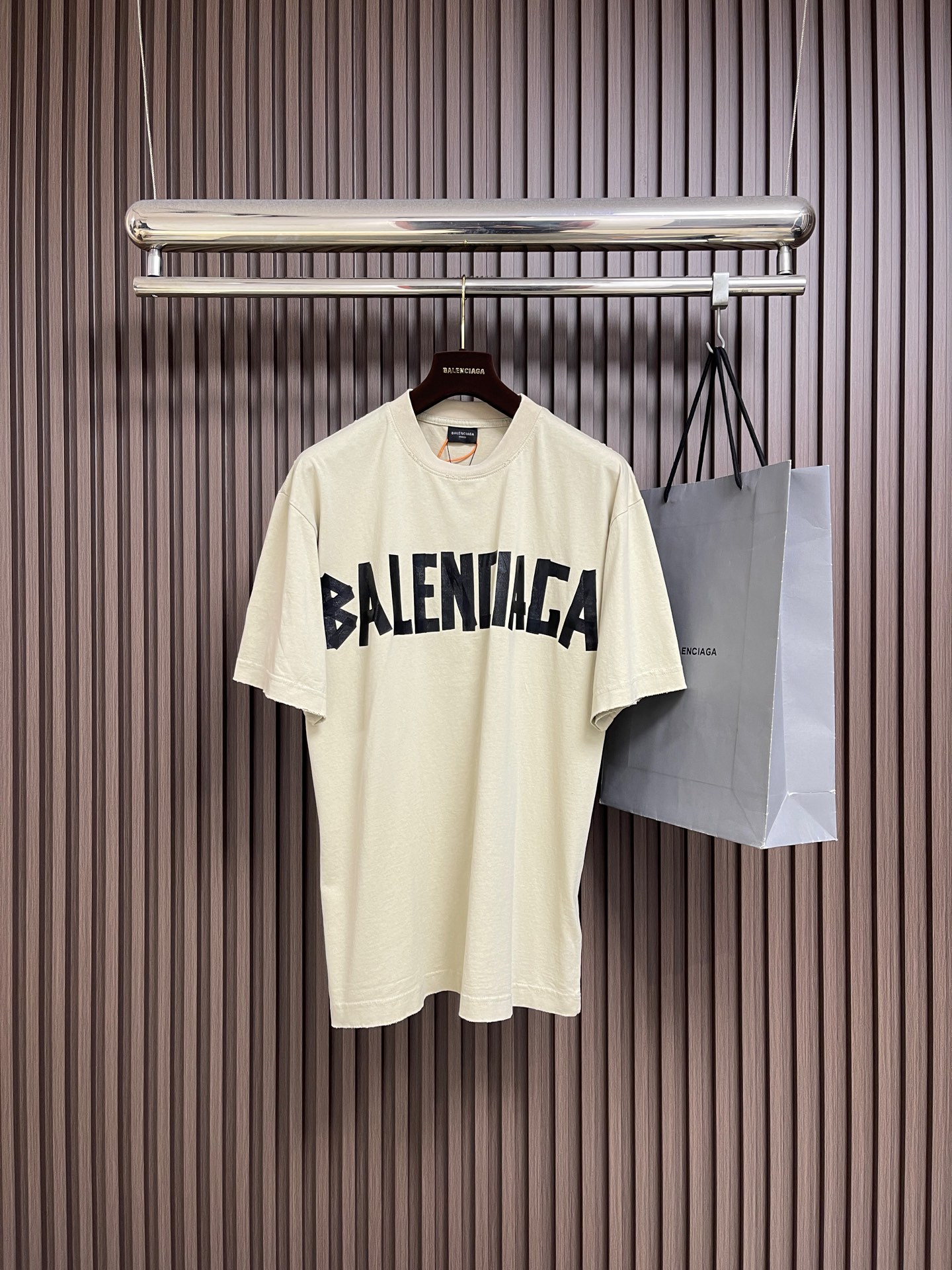NO:730627,Support after-sales service in the year. Balenciaga tape letter short-sleeved T-shirt. Customized rough soft combed cotton. Excellent texture. Comfortable and close to the skin. The classic black tone exudes an innate sense of luxury. Warm devouring. Balenciaga words are outlined in a tape graffiti style design to strengthen the brand identity. And the distressed effect that is inadvertently worn meets the carrier of retro sentiment. It is full of fashion tension, making every outfit a fashion feast.  Light-sensitive glue printing uses a special light-sensitive glue material. Mix the glue evenly with an appropriate amount of water or other diluents. Use the prepared light-sensitive glue to scrape and print. Use positioning to manually wear and tear. Local friction and wear of the fabric through manual operations. The surface of the fabric will form a natural damage effect. It is time-consuming and labor-intensive. The daily output is low. The fabrics have been washed and have a better hand feel and texture. Not easy to deform, not easy to shrink, not easy to fade, and maintain long-term beauty. Sizes XS-L XS  Bust 118 Shoulder width 53.5 Length 73.5 S size Bust 122 Shoulder width 55.5 Length 75 M size Bust 126 Shoulder width 57.5 Length 76.5 L size Bust 130 Shoulder width 59.5 Length 78,,balenciaga,T-shirt,tees,t-shirt,19860909支持年后售后 Balenciaga 胶带字母短袖T恤 定制粗粝柔感精梳棉 质感卓越 舒适贴肤 经典黑色调散发与生俱来的高级感 有温度的吞噬 Balenciaga字样以胶带涂鸦式设计勾勒 强化品牌标识 而那不经意间磨破的做旧效果 邂逅复古情怀载体 充满了时尚的张力 让每一次穿搭都成为一场时尚的盛宴 光感胶浆印花 利用特殊的光感胶浆材料 将胶浆与适量的水或其他稀释剂混合均匀 将调配好的光感胶浆通过刮印的方式 采用定位人工磨破 通过手工操作对面料进行局部摩擦与磨损 面料表面会形成自然的破损效果 耗时耗力 日产量低 面料都经过浇洗 手感质感更佳 不易变形 不易缩水 不易褪色 保持长久的美观.尺码XS-L XS码 胸围118肩宽53.5衣长73.5 S码胸围122 肩宽55.5衣长75 M码 胸围126 肩宽57.5 衣长76.5 L码胸围130 肩宽59.5 衣长78,,balenciaga,T-shirt,tees，t-shirt,,Men's clothing