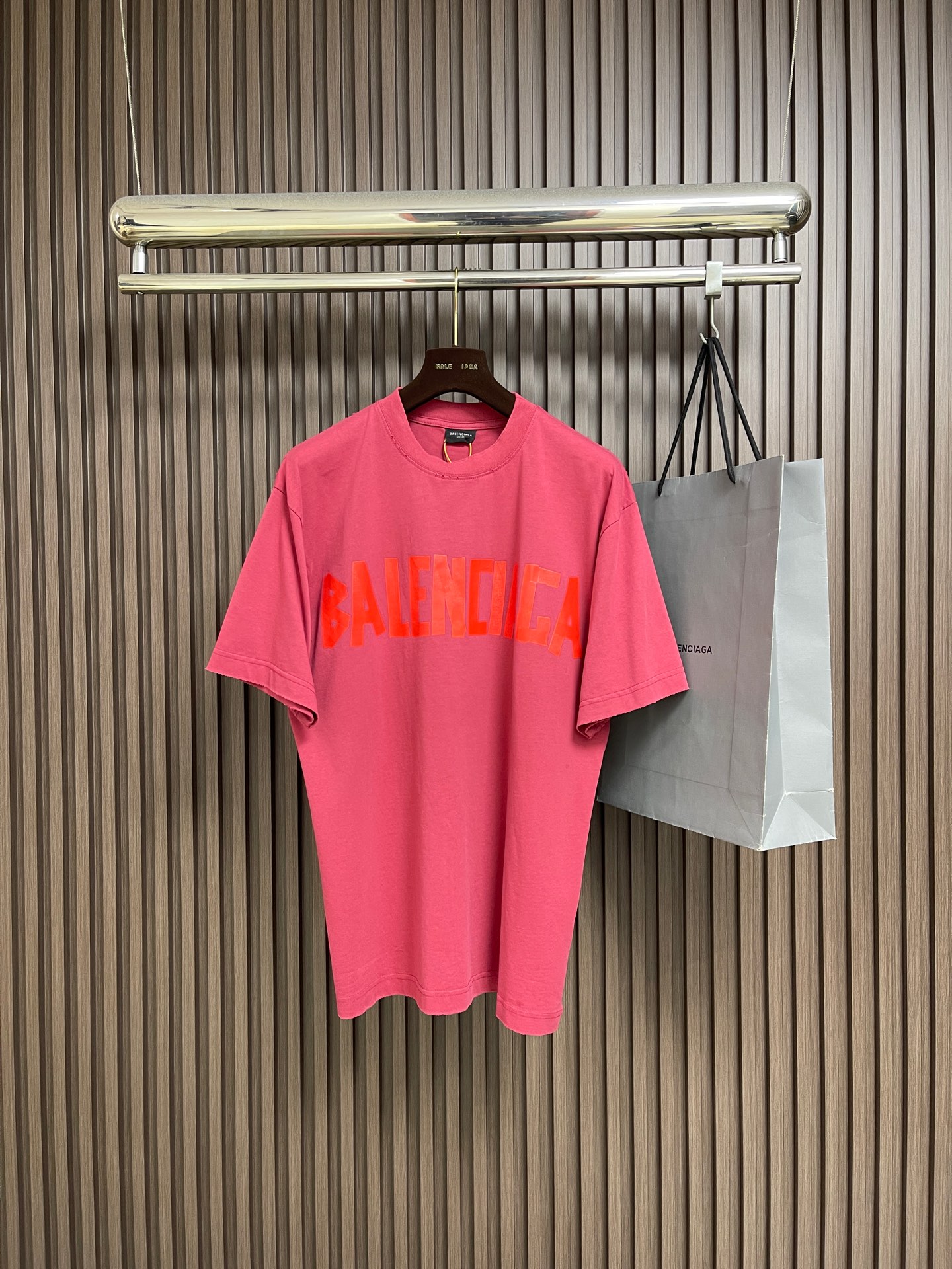 NO:743992,Support after-sales service in the year. Balenciaga tape letter short-sleeved T-shirt. Customized rough soft combed cotton. Excellent texture. Comfortable and close to the skin. The classic black tone exudes an innate sense of luxury. Warm devouring. Balenciaga words are outlined in a tape graffiti style design to strengthen the brand identity. And the distressed effect that is inadvertently worn meets the carrier of retro sentiment. It is full of fashion tension, making every outfit a fashion feast.  Light-sensitive glue printing uses a special light-sensitive glue material. Mix the glue evenly with an appropriate amount of water or other diluents. Use the prepared light-sensitive glue to scrape and print. Use positioning to manually wear and tear. Local friction and wear of the fabric through manual operations. The surface of the fabric will form a natural damage effect. It is time-consuming and labor-intensive. The daily output is low. The fabrics have been washed and have a better hand feel and texture. Not easy to deform, not easy to shrink, not easy to fade, and maintain long-term beauty. Sizes XS-L XS  Bust 118 Shoulder width 53.5 Length 73.5 S size Bust 122 Shoulder width 55.5 Length 75 M size Bust 126 Shoulder width 57.5 Length 76.5 L size Bust 130 Shoulder width 59.5 Length 78,,balenciaga,T-shirt,tees,t-shirt,19860909支持年后售后 Balenciaga 胶带字母短袖T恤 定制粗粝柔感精梳棉 质感卓越 舒适贴肤 经典黑色调散发与生俱来的高级感 有温度的吞噬 Balenciaga字样以胶带涂鸦式设计勾勒 强化品牌标识 而那不经意间磨破的做旧效果 邂逅复古情怀载体 充满了时尚的张力 让每一次穿搭都成为一场时尚的盛宴 光感胶浆印花 利用特殊的光感胶浆材料 将胶浆与适量的水或其他稀释剂混合均匀 将调配好的光感胶浆通过刮印的方式 采用定位人工磨破 通过手工操作对面料进行局部摩擦与磨损 面料表面会形成自然的破损效果 耗时耗力 日产量低 面料都经过浇洗 手感质感更佳 不易变形 不易缩水 不易褪色 保持长久的美观.尺码XS-L XS码 胸围118肩宽53.5衣长73.5 S码胸围122 肩宽55.5衣长75 M码 胸围126 肩宽57.5 衣长76.5 L码胸围130 肩宽59.5 衣长78,,balenciaga,T-shirt,tees，t-shirt,,Men's clothing