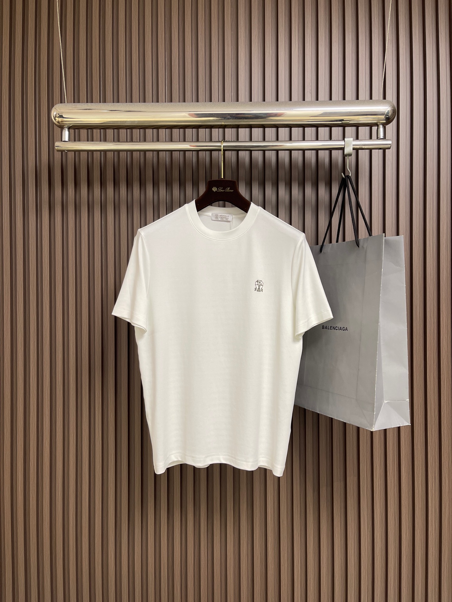 NO:756854,Brunello Cucinelli BC logo printed short-sleeved T-shirt, custom Yunrou combed cotton, light and soft, comfortable and close to the skin, full of layers, brand logo words and discus thrower as the soul symbol of the design, an eternal symbol of strength and aesthetics. Contrast color printing is accurately embellished on the chest. The visual rhythm from dark to light interprets the symbiosis philosophy of movement and elegance, making the logo itself a readable picture. It is printed with glue. The printing has been modified by the film screen three times, from dark gray at the edge of the letters to medium gray filled inside.  Then go to the light gray color of the character lines. Use glue liquid paint to gradually print on the fabric. Then bake the fabric to fix the printing pattern. The fabric has been washed and feels better. It is not easy to deform, not easy to shrink, not easy to fade, and maintains long-term beauty. The overall wiring is straight and delicate, the fabric is comfortable and soft, and the color is consistent without color difference. It can be matched with the same style to create a fashionable look and control various occasions. Customized accessories, complete three standards, the same style for men and women!  Size M-3XL,, brunello cucinelli, T-shirt, tees, t-shirt,19860909Brunello Cucinelli BC 标识印花短袖T恤,定制云柔精梳棉 轻盈柔软 舒适贴肤 层次感拉满 品牌标识字样与掷铁饼者作设计的灵魂符号 力量与美学的永恒象征 撞色印花精准点缀于胸前 由浓至淡的视觉韵律 诠释运动与优雅的共生哲学 让标识本身成为可阅读的画面.采用胶浆印刷 印花经过三次菲林网板修改 从字母边缘的深灰到内部填充的中灰 再到人物线条的浅灰 使用胶浆液体涂料在织物上渐变印刷 再烘烤织物以固定印刷图案,面料都经过浇洗 手感质感更佳 不易变形 不易缩水 不易褪色 保持长久的美观.整体走线平直细腻,面料舒适柔软,颜色一致无色差 能与同款搭配营造时尚造型,驾驭各种场合,定制辅料,三标齐全,男女同款！尺码M-3XL,,brunello cucinelli,T-shirt,tees，t-shirt,,Men's clothing