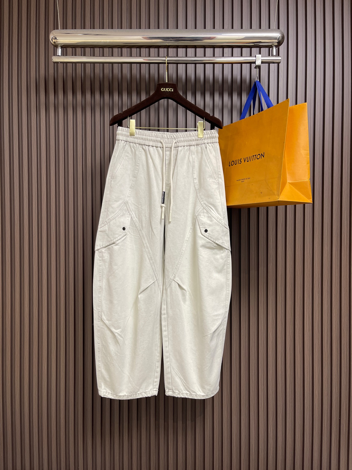 NO:735368,Balenciaga's wide-leg stitched drawstring jeans are made of cotton twill denim imported from Japan. Made with high-density equipment imported from Italy. The original bottom contains spandex micro-elasticity to restore the simple texture of the denim itself. The fabric is first washed and hand-made with a whiskering effect. It is polished with water and sandstone to form an aged texture. The color is overly natural. Custom-made waist drawstring. The waist can be tightened with a drawstring. Engraving hardware accessories are molded and made in an old color.  The overall wiring is straight and delicate, the fabric is comfortable and soft, and the color is consistent without color difference. It can be matched with the same style to create a fashionable look and control various occasions. Customized accessories, complete with three standards, same style for men and women!  Size M-3XL,,balenciaga,jeans,19860909Balenciaga 阔腿缝线抽绳牛仔裤,面料采用日本进口纯棉斜纹丹宁牛仔面料 由意大利进口高密度器械制造 原胚底含氨纶微弹力 还原牛仔单品本身的拙朴质感 面料先做洗水手工做猫须效果 通过洗水及砂石打磨 形成做旧质感 色泽过度自然 订做腰间抽绳 腰部可抽绳收紧 刻字五金配件开模定做旧色 整体走线平直细腻,面料舒适柔软,颜色一致无色差 能与同款搭配营造时尚造型,驾驭各种场合,定制辅料,三标齐全,男女同款！尺码M-3XL,,balenciaga,jeans,,Men's clothing