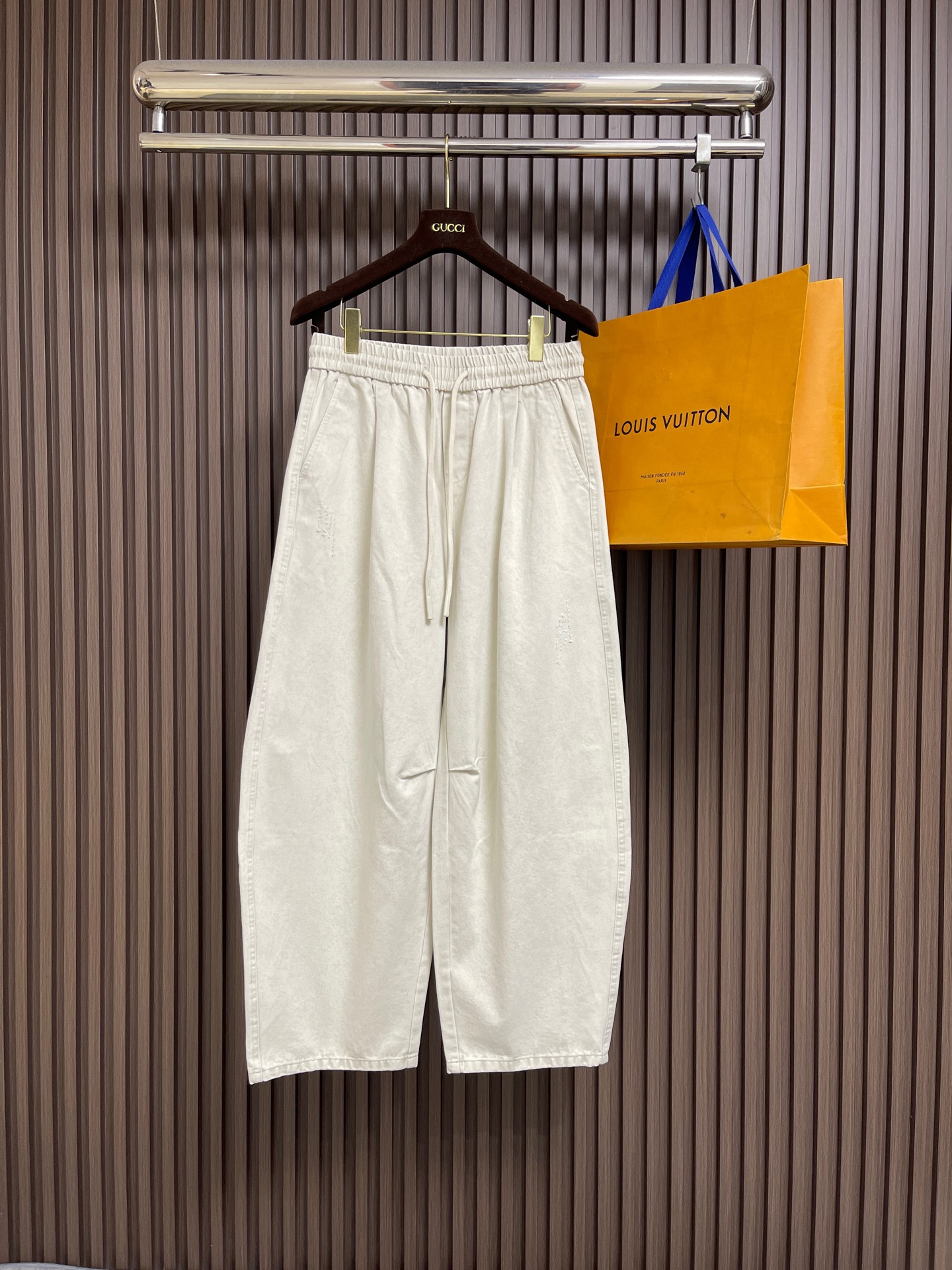 NO:735362,Balenciaga's wide-leg stitched drawstring jeans are made of cotton twill denim imported from Japan. Made with high-density equipment imported from Italy. The original bottom contains spandex micro-elasticity to restore the simple texture of the denim itself. The fabric is first washed and hand-made with a whiskering effect. It is polished with water and sandstone to form an aged texture. The color is overly natural. Custom-made waist drawstring. The waist can be tightened with a drawstring. Engraving hardware accessories are molded and made in an old color.  The overall wiring is straight and delicate, the fabric is comfortable and soft, and the color is consistent without color difference. It can be matched with the same style to create a fashionable look and control various occasions. Customized accessories, complete with three standards, same style for men and women!  Size M-3XL,,balenciaga,jeans,19860909Balenciaga 阔腿缝线抽绳牛仔裤,面料采用日本进口纯棉斜纹丹宁牛仔面料 由意大利进口高密度器械制造 原胚底含氨纶微弹力 还原牛仔单品本身的拙朴质感 面料先做洗水手工做猫须效果 通过洗水及砂石打磨 形成做旧质感 色泽过度自然 订做腰间抽绳 腰部可抽绳收紧 刻字五金配件开模定做旧色 整体走线平直细腻,面料舒适柔软,颜色一致无色差 能与同款搭配营造时尚造型,驾驭各种场合,定制辅料,三标齐全,男女同款！尺码M-3XL,,balenciaga,jeans,,Men's clothing