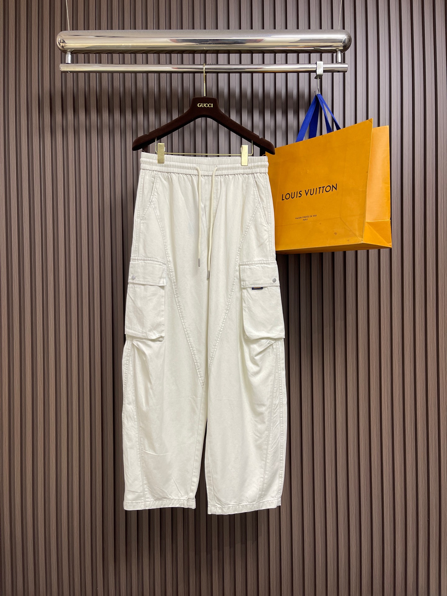 NO:735372,LV 2026SS new solid color multi-pocket fashionable sports breathable straight trousers. This style of overalls is made of micro-elastic cotton and has plexi labels on the side pockets, making it a comfortable choice for daily wear. Sizes M-3XL, Louis Vuitton,19860909LV 2026SS新款工装纯色多口袋时尚运动透气直筒长裤,本款工装裤取材微弹棉布,侧口袋点缀 plexi 标签,成就日常着装的舒适之选.尺码M-3XL,,louis vuitton,,Men's clothing