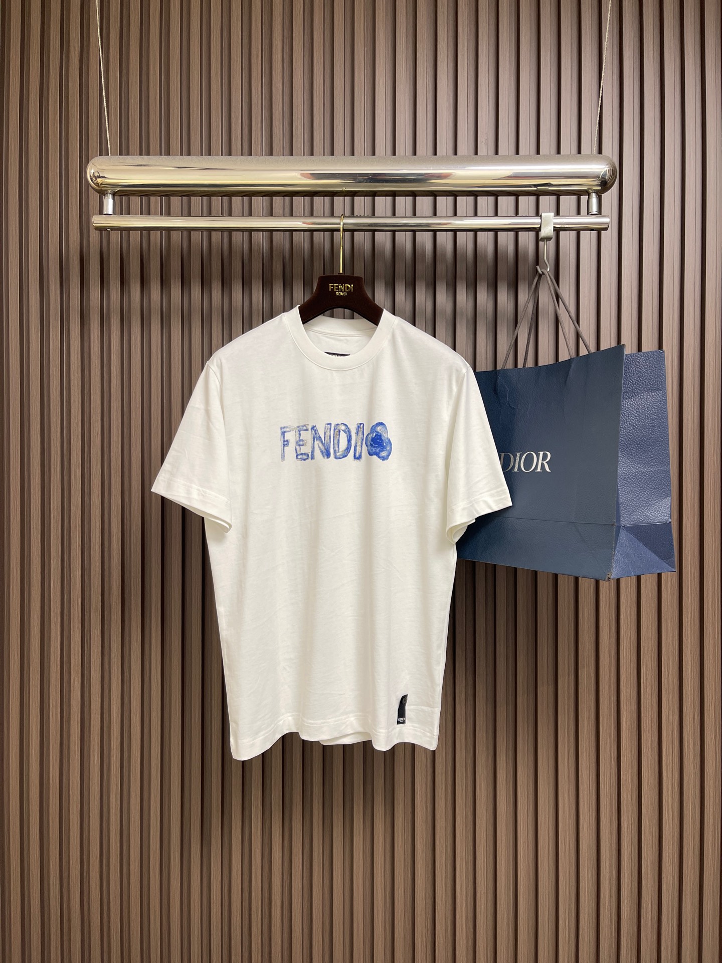 NO:735326,FENDI logo graffiti logo short-sleeved T-shirt, made of pure cotton fabrics supplied by customers, the fabric feels fleshy, the texture is soft and breathable, and the skin-friendly feeling is loose. The os version is cut to have a very crisp upper body, and the shape is very good, and the simple logo printing design. Sizes S-XL S size Bust 106 Shoulder width 44 Length 70 M size Bust 110 Shoulder width 46 Length 71 L size Bust 114  Shoulder width 48, length 72 XL, bust 118, shoulder width 50, length 73, fendi, T-shirt, tees, t-shirt,19860909FENDI logo 涂鸦标识短袖T恤,客供纯棉面料制作,面料手感肉实,质感出色柔软透气的亲肤感宽松 os 版型裁剪上身十分挺括显型版型骨感很好,简约的标识印花设计 .尺码S-XL S码 胸围106 肩宽44 衣长70 M码 胸围110肩宽46 衣长71 L码 胸围114 肩宽48衣长72 XL码 胸围118 肩宽50衣长73,,fendi,T-shirt,tees，t-shirt,,Men's clothing