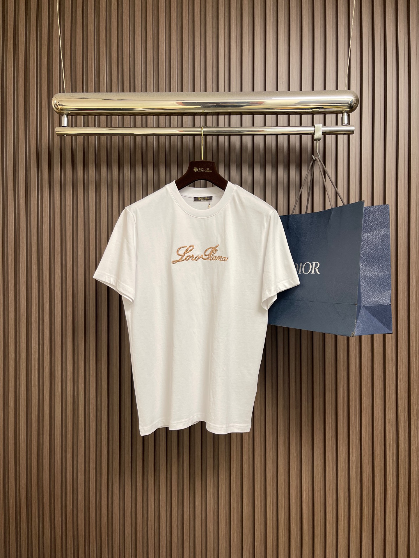 NO:735315,LP Loro Piana 2026ss new spring and summer short-sleeved T-shirt. Loro Piana's short-sleeved shirt is made of double-sided liquid ammonia cotton fabric. This fabric has a silky soft luster and feels smooth and delicate!  The double-veil weave structure has good skin texture and is not easily deformed after long-term wear and washing, truly achieving the same high-end quality. The T-shirt has a slightly wide back collar and is embellished with Loro Piana's logo embroidery, which not only highlights the brand's high simplicity and nobility, but is not too complicated, and conforms to the concept of simple summer wear. Sizes S-XL S size Bust 104 Shoulder width 44 Length 70 Medium Bust 108 Shoulder width 46 Length 71 L size  Bust 112, shoulder width 48, length 7219860909LP Loro Piana 2026ss春夏新品短袖T恤,Loro Piana这款短袖采用了双面液氨棉面料,这块面料具有丝绸般的柔软光泽感,手感爽滑细腻！双面纱织结构,骨感好 久穿久洗不易变形,真正做到与一样致的高端品质.T恤呈微阔型后领搭配Loro Piana的logo刺绣为点缀,既彰显了品牌的高简约高贵,又不会过于繁杂,符合夏日简约穿搭的理念.尺码S-XL S码 胸围104 肩宽44 衣长70 M码 胸围108 肩宽46 衣长71 L码 胸围112 肩宽48衣长72 XL码 胸围116 肩宽50衣长73,,loro piana,loro piana,T-shirt,tees，t-shirt,,Men's clothing