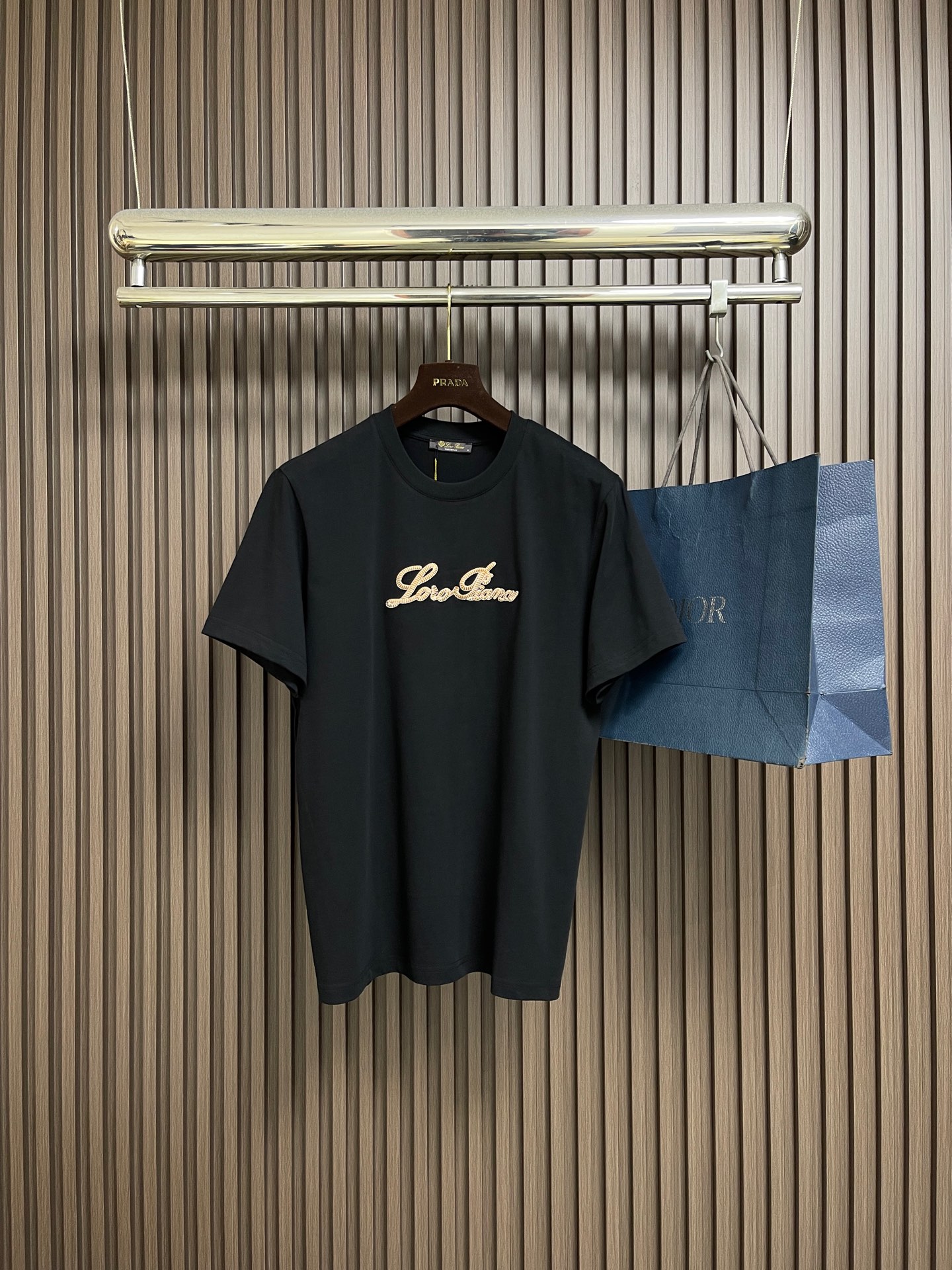 NO:735310,LP Loro Piana 2026ss new spring and summer short-sleeved T-shirt. Loro Piana's short-sleeved shirt is made of double-sided liquid ammonia cotton fabric. This fabric has a silky soft luster and feels smooth and delicate!  The double-veil weave structure has good skin texture and is not easily deformed after long-term wear and washing, truly achieving the same high-end quality. The T-shirt has a slightly wide back collar and is embellished with Loro Piana's logo embroidery, which not only highlights the brand's high simplicity and nobility, but is not too complicated, and conforms to the concept of simple summer wear. Sizes S-XL S size Bust 104 Shoulder width 44 Length 70 Medium Bust 108 Shoulder width 46 Length 71 L size  Bust 112, shoulder width 48, length 7219860909LP Loro Piana 2026ss春夏新品短袖T恤,Loro Piana这款短袖采用了双面液氨棉面料,这块面料具有丝绸般的柔软光泽感,手感爽滑细腻！双面纱织结构,骨感好 久穿久洗不易变形,真正做到与一样致的高端品质.T恤呈微阔型后领搭配Loro Piana的logo刺绣为点缀,既彰显了品牌的高简约高贵,又不会过于繁杂,符合夏日简约穿搭的理念.尺码S-XL S码 胸围104 肩宽44 衣长70 M码 胸围108 肩宽46 衣长71 L码 胸围112 肩宽48衣长72 XL码 胸围116 肩宽50衣长73,,loro piana,loro piana,T-shirt,tees，t-shirt,,Men's clothing