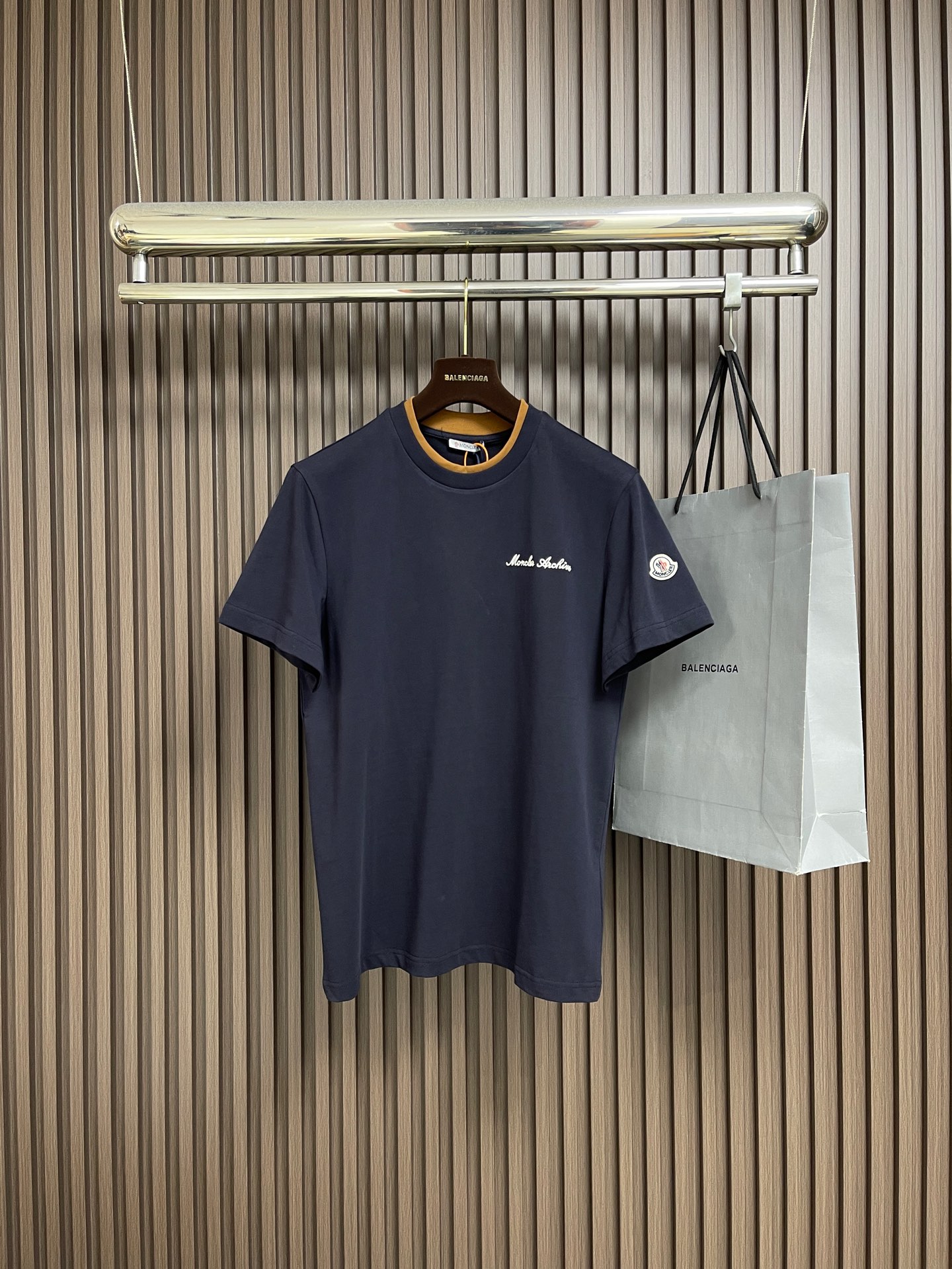 NO:735332,Moncler 2026ss early spring new short-sleeved T-shirt, customized fabric, customized embroidered logo, excellent comfort and breathability, soft, anti-wrinkle, elastic and drapey. Whether worn alone or worn inside, it is handsome. Pursuing luxury, noble and elegant style, creating extraordinary men's taste, the visual effect is very good, extremely high-grade, simple and fashionable, a must-have choice for leisure and business. Size S-XL S size bust 104 shoulder width 43 length 68 M size  Bust 108, shoulder width 44.5, length 70 L, bust 112, shoulder width 46, length 72, XL, chest 116, shoulder width 47.5, length 74, T-shirt, tees, t-shirt,19860909Moncler 2026ss早春新款短袖T恤,定制面料,定制刺绣logo,舒适性与透气性兼优,柔软抗皱弹性和垂性极佳,无论是单穿或是内搭都是帅气十足,追求奢华高贵优雅风范,打造不凡男士品味,视觉效果非常赞,档次极高,简约时尚,休闲商务必备之选.尺码S-XL S码胸围104肩宽43 衣长68 M码 胸围108肩宽44.5 衣长70 L码胸围112肩宽46 衣长72 XL码 胸围116肩宽47.5衣长74,,T-shirt,tees，t-shirt,,Men's clothing