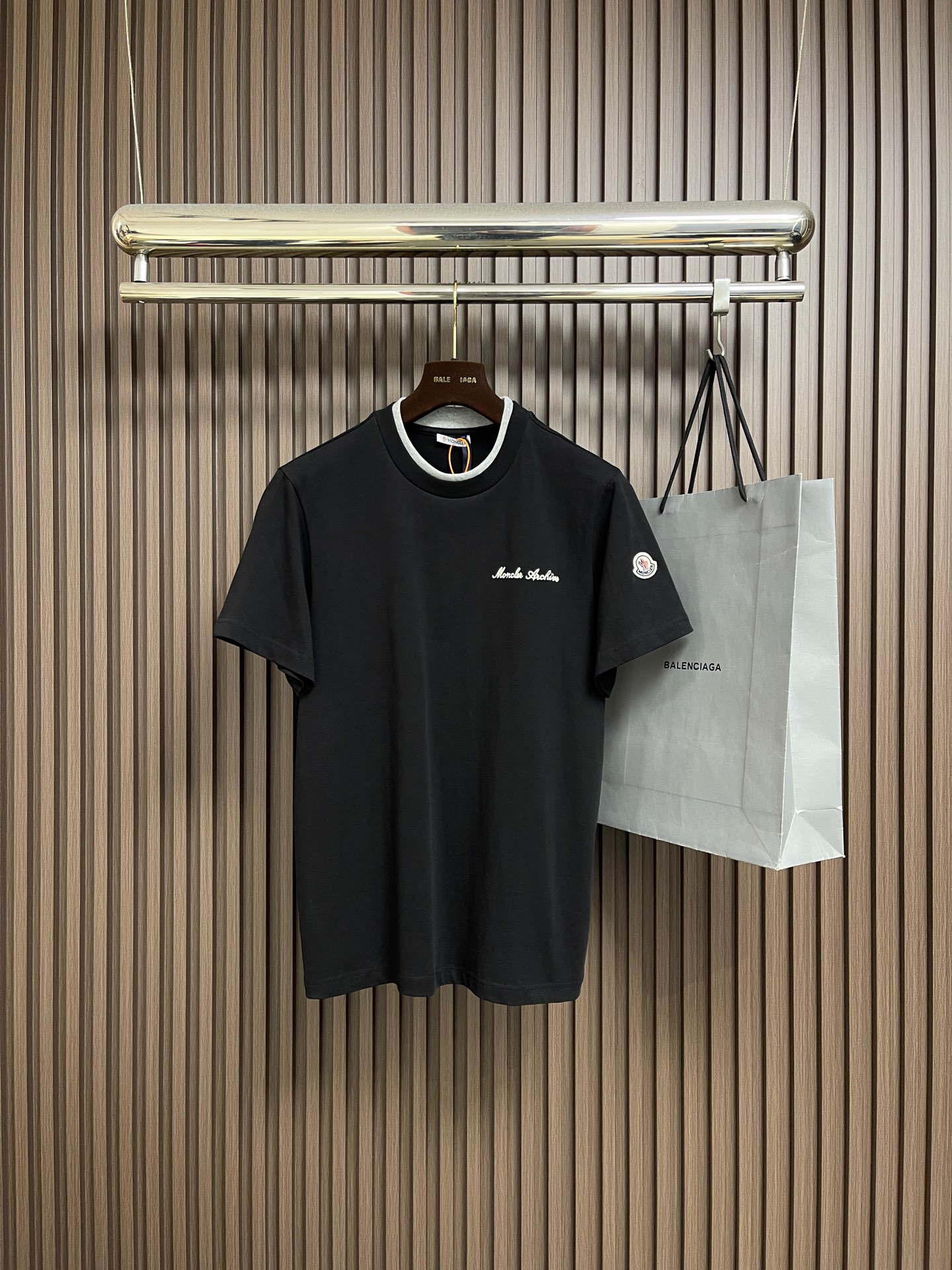 NO:735329,Moncler 2026ss early spring new short-sleeved T-shirt, customized fabric, customized embroidered logo, excellent comfort and breathability, soft, anti-wrinkle, elastic and drapey. Whether worn alone or worn inside, it is handsome. Pursuing luxury, noble and elegant style, creating extraordinary men's taste, the visual effect is very good, extremely high-grade, simple and fashionable, a must-have choice for leisure and business. Size S-XL S size bust 104 shoulder width 43 length 68 M size  Bust 108, shoulder width 44.5, length 70 L, bust 112, shoulder width 46, length 72, XL, chest 116, shoulder width 47.5, length 74, T-shirt, tees, t-shirt,19860909Moncler 2026ss早春新款短袖T恤,定制面料,定制刺绣logo,舒适性与透气性兼优,柔软抗皱弹性和垂性极佳,无论是单穿或是内搭都是帅气十足,追求奢华高贵优雅风范,打造不凡男士品味,视觉效果非常赞,档次极高,简约时尚,休闲商务必备之选.尺码S-XL S码胸围104肩宽43 衣长68 M码 胸围108肩宽44.5 衣长70 L码胸围112肩宽46 衣长72 XL码 胸围116肩宽47.5衣长74,,T-shirt,tees，t-shirt,,Men's clothing