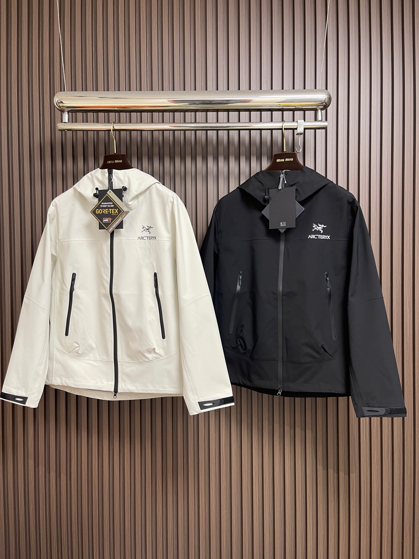 🛒🛒arcteryx 始祖鸟冲锋衣是一款专为户外探险设计的高性能夹克外套。采用GORE-TEX 面料。具
