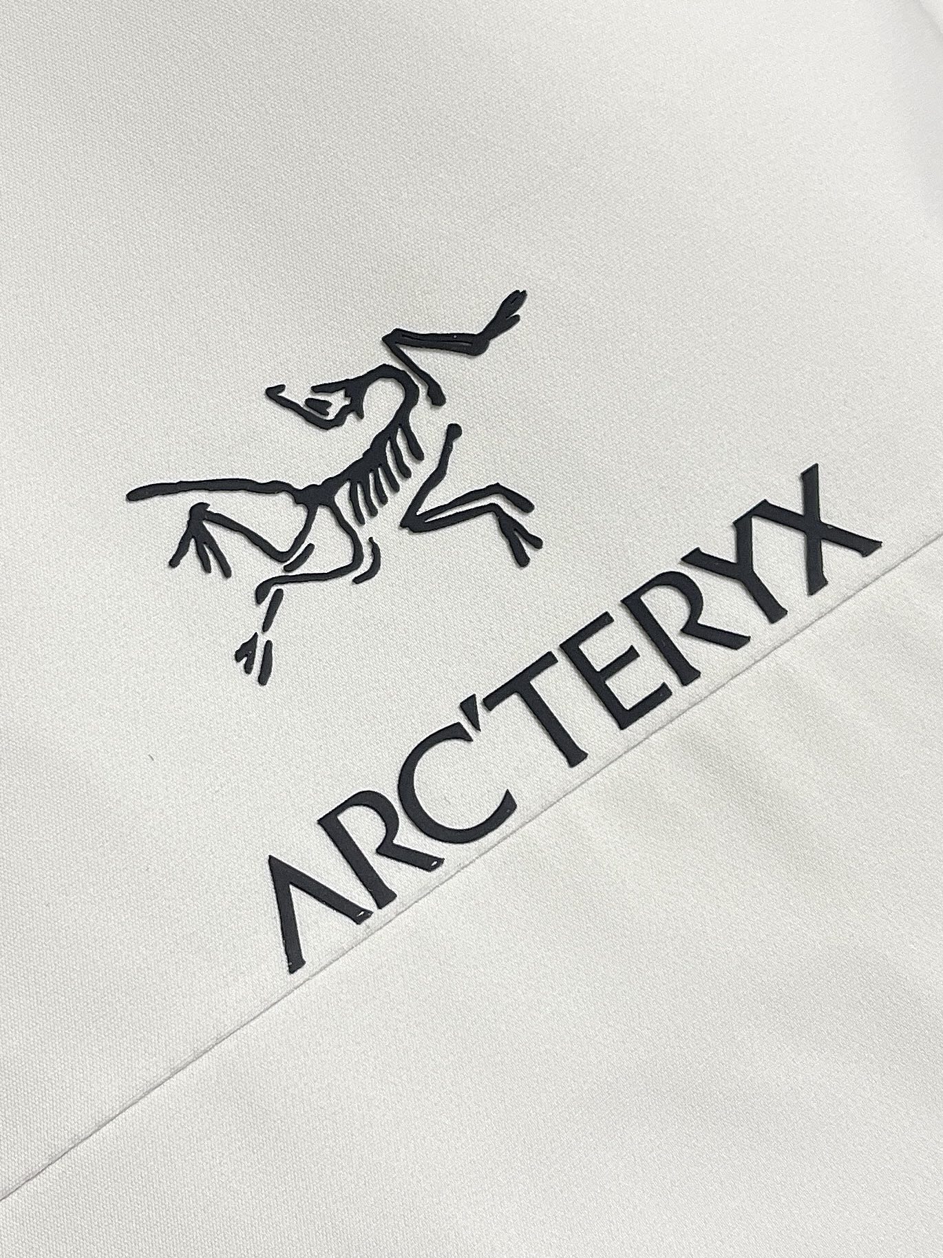 🛒🛒arcteryx 始祖鸟冲锋衣是一款专为户外探险设计的高性能夹克外套。采用GORE-TEX 面料。具