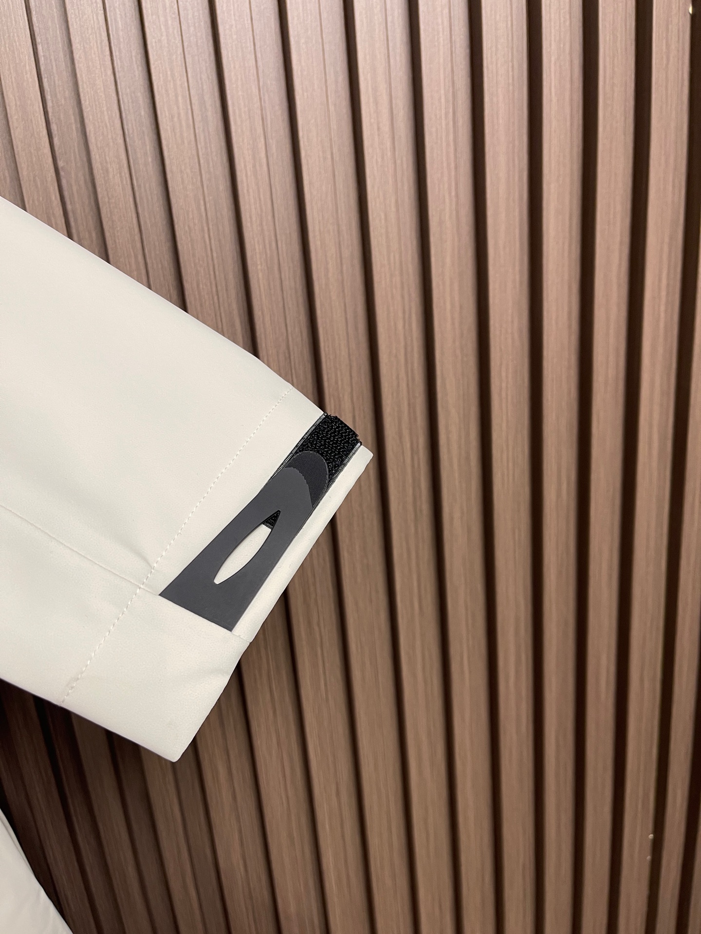 🛒🛒arcteryx 始祖鸟冲锋衣是一款专为户外探险设计的高性能夹克外套。采用GORE-TEX 面料。具