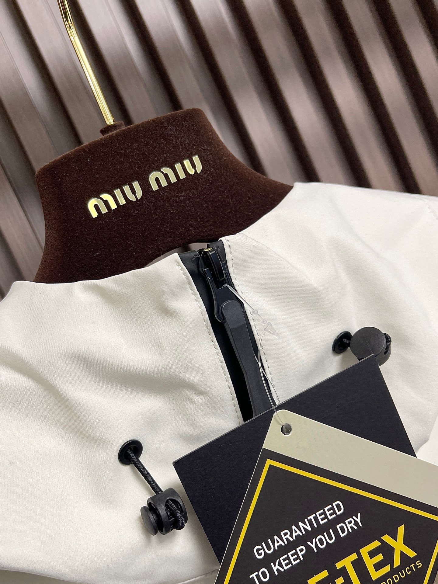 🛒🛒arcteryx 始祖鸟冲锋衣是一款专为户外探险设计的高性能夹克外套。采用GORE-TEX 面料。具