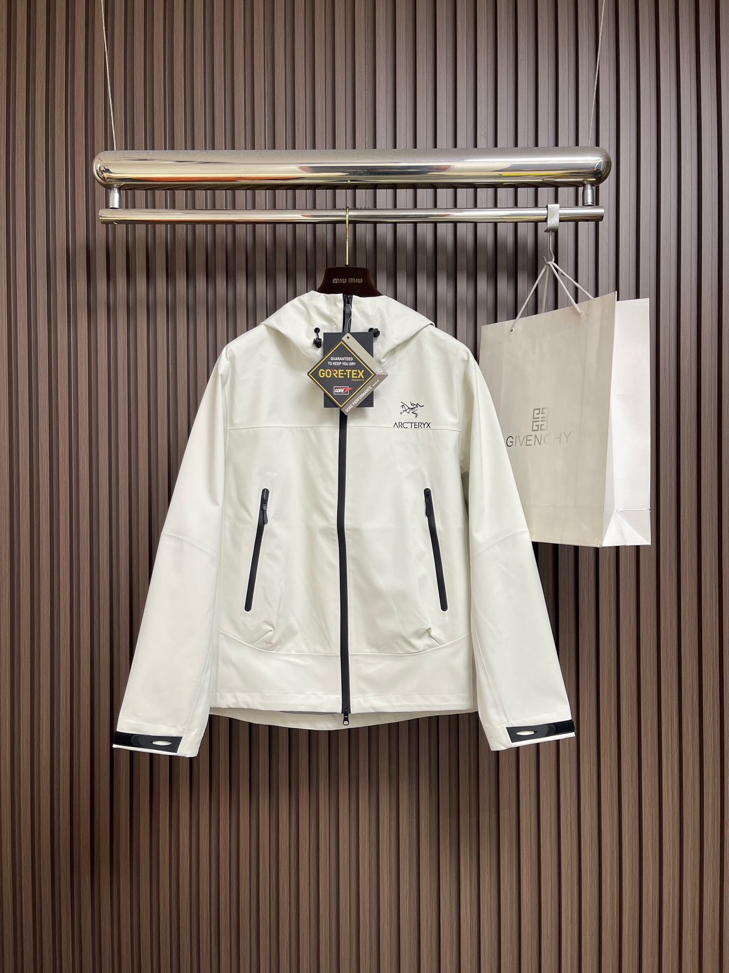 NO:745790,arcteryx Arc'teryx Jacket is a high-performance jacket designed for outdoor adventures. Made of GORE-TEX  Fabric. It has excellent waterproof and breathable properties to ensure you stay dry and comfortable in bad weather. Its high-quality design makes it easy to carry, perfect for long-term hiking and travel. It is not only fashionable and eye-catching, but also increases visibility and improves safety during outdoor activities. Unique StormH  The ood hood design provides comprehensive head protection without affecting vision. The underarm zipper design enhances breathability and prevents overheating. It is an indispensable and ideal choice for you whether you are mountain climbing, hiking or daily commuting. Size M-3XL, arc'teryx, jackets  & coats,jackets & coats,hats,19860909arcteryx 始祖鸟冲锋衣是一款专为户外探险设计的高性能夹克外套.采用GORE-TEX 面料.具备卓越的防水透气性能,确保在恶劣天气下依然保持干爽舒适.其高质量设计使其便于携带,非常适合长时间的徒步和旅行.不仅时尚亮眼,还增加了户外活动中的可见性,提升安全性.独特的StormHood帽兜设计,提供全面的头部保护,同时不影响视野.腋下拉链设计增强了透气性,防止过热.无论是登山、徒步还是日常通勤都是您不可或缺的理想选择.尺码M-3XL,arc'teryx,jackets & coats,jackets & coats,hats,,Men's clothing