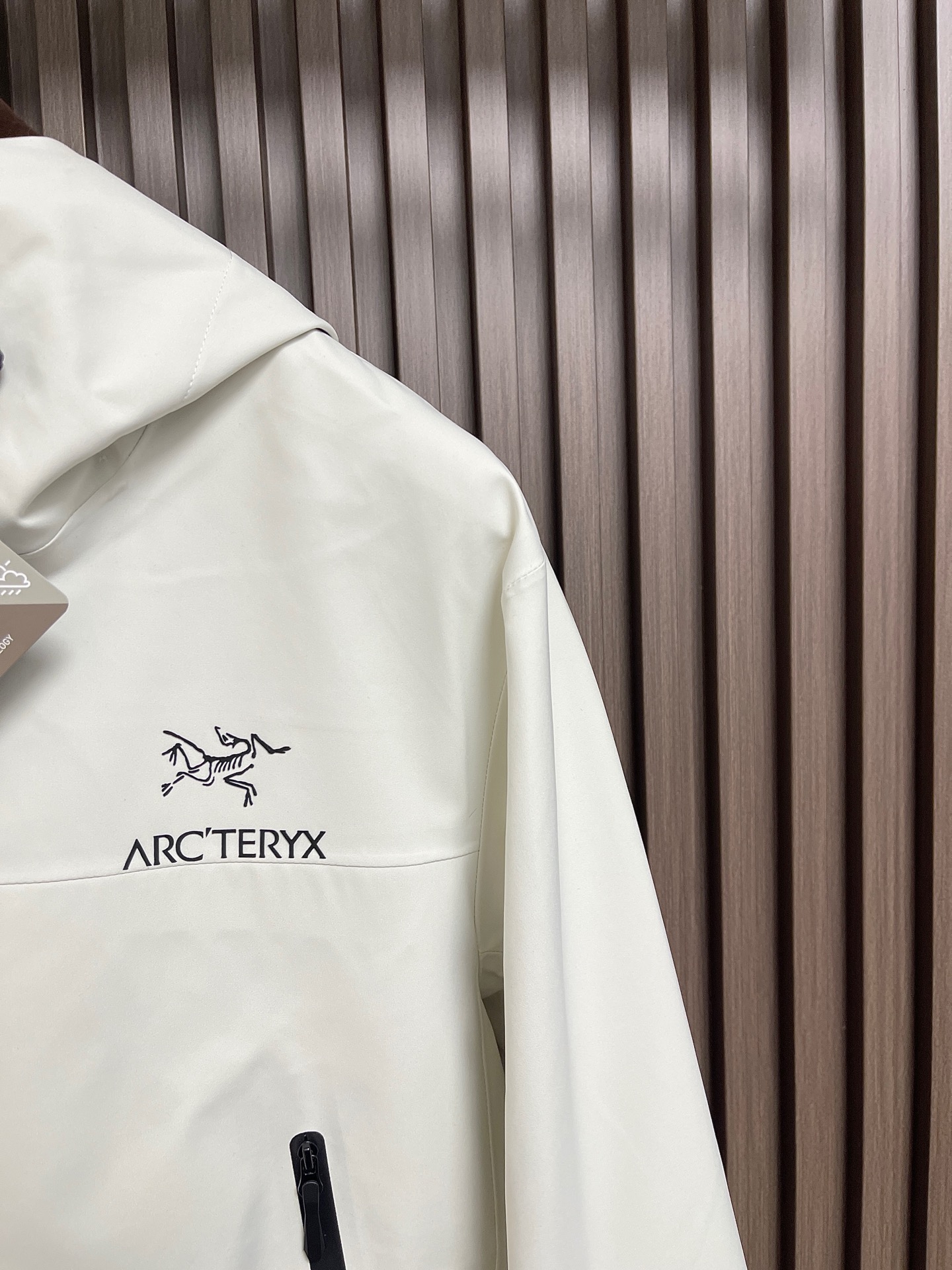 🛒🛒arcteryx 始祖鸟冲锋衣是一款专为户外探险设计的高性能夹克外套。采用GORE-TEX 面料。具