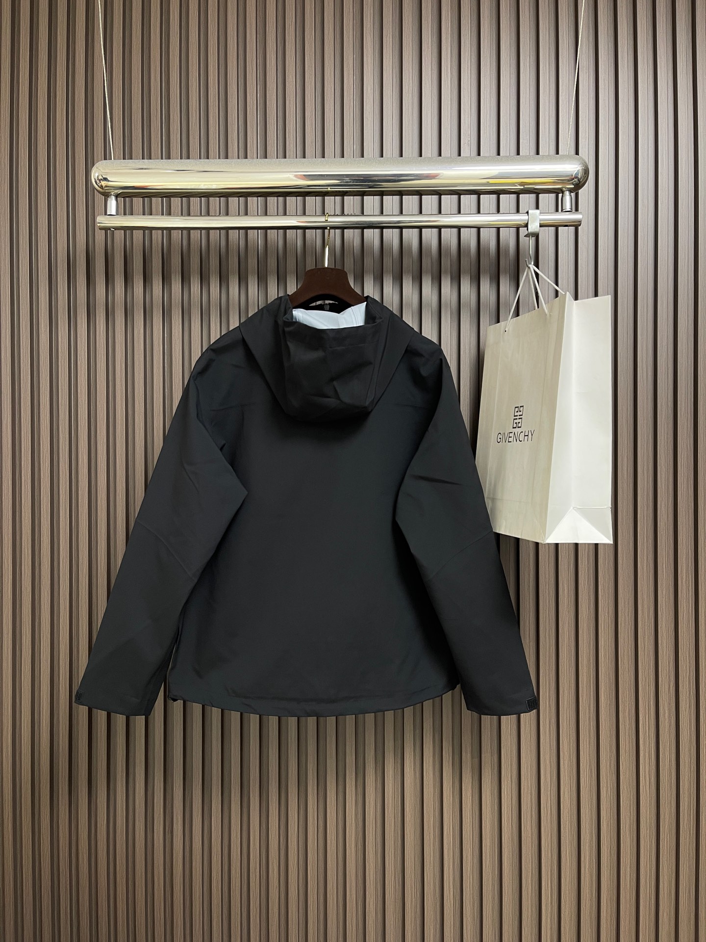 🛒🛒arcteryx 始祖鸟冲锋衣是一款专为户外探险设计的高性能夹克外套。采用GORE-TEX 面料。具