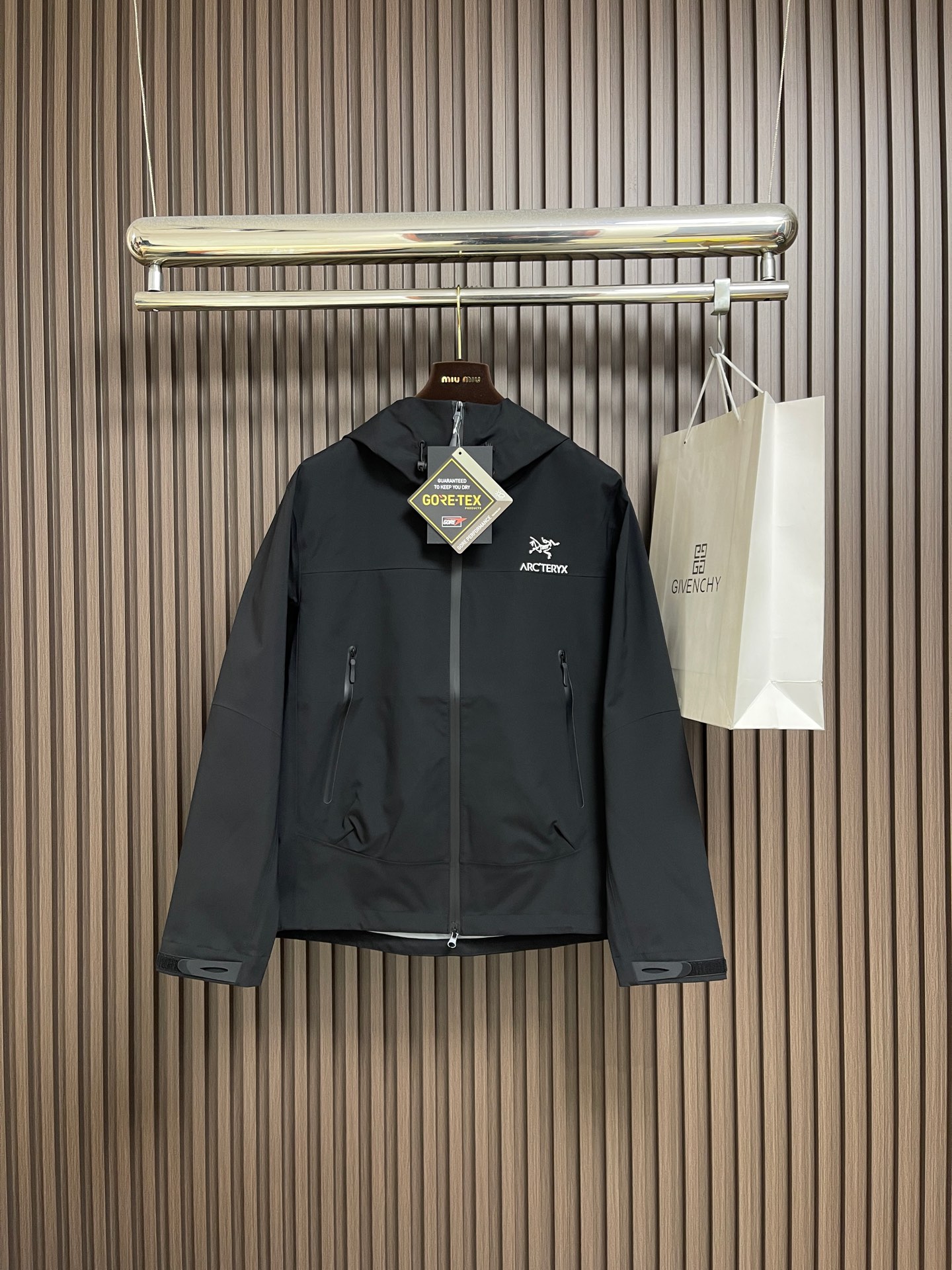 🛒🛒arcteryx 始祖鸟冲锋衣是一款专为户外探险设计的高性能夹克外套。采用GORE-TEX 面料。具