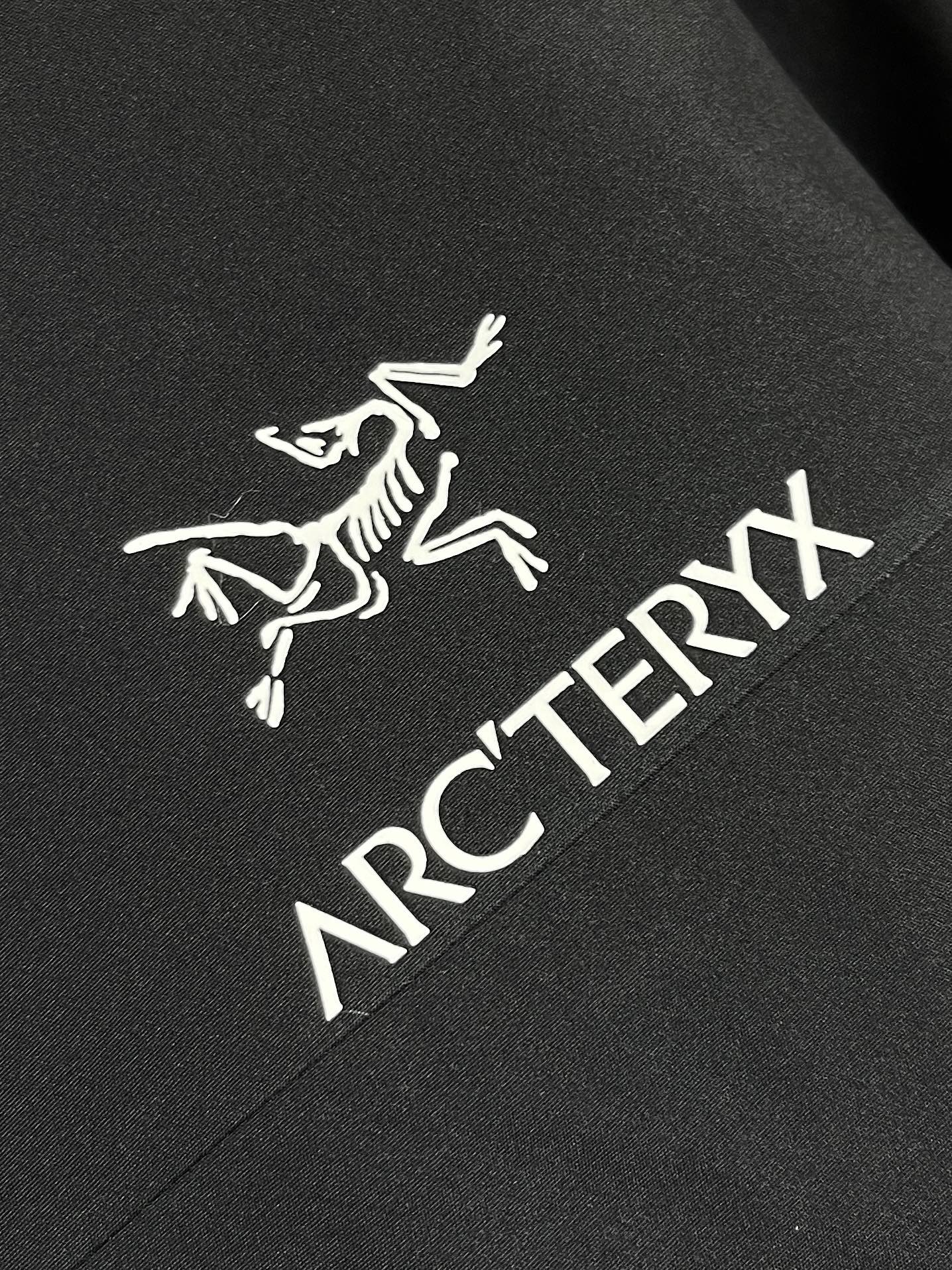 🛒🛒arcteryx 始祖鸟冲锋衣是一款专为户外探险设计的高性能夹克外套。采用GORE-TEX 面料。具