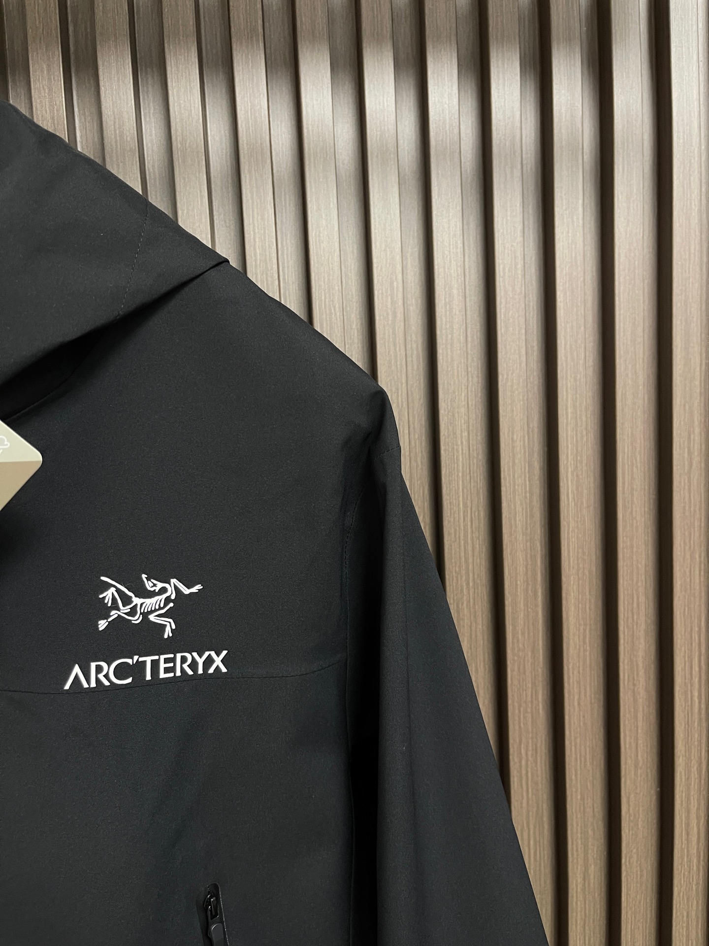 🛒🛒arcteryx 始祖鸟冲锋衣是一款专为户外探险设计的高性能夹克外套。采用GORE-TEX 面料。具
