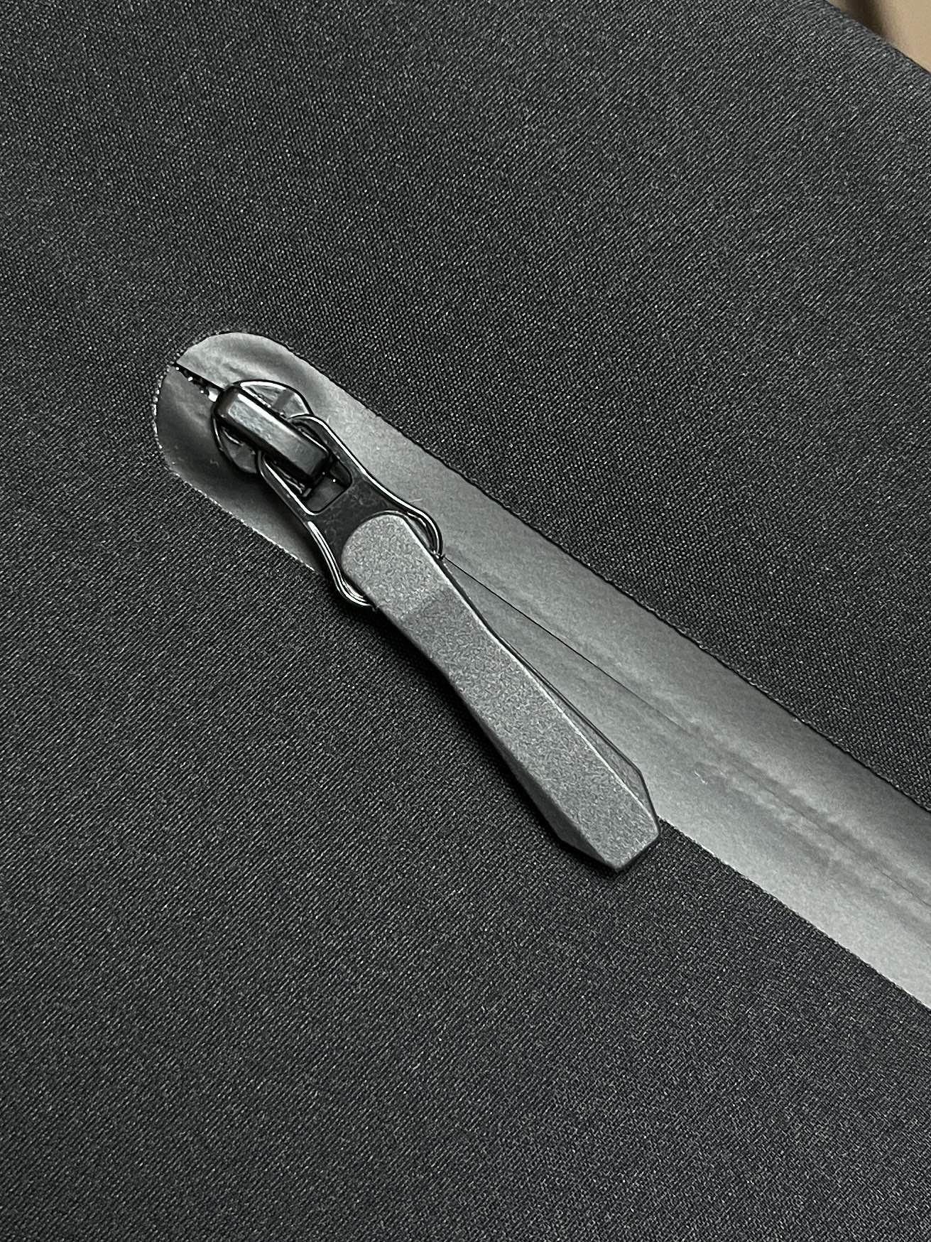 🛒🛒arcteryx 始祖鸟冲锋衣是一款专为户外探险设计的高性能夹克外套。采用GORE-TEX 面料。具