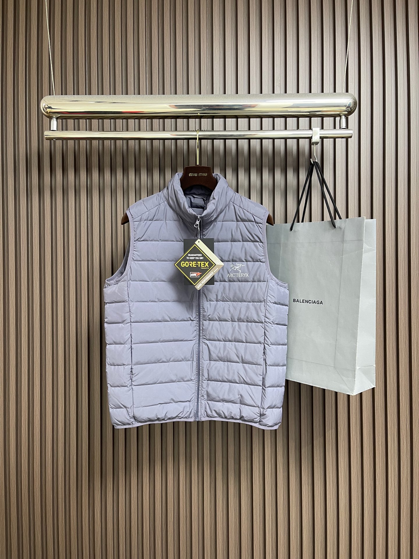 NO:745869,arcteryx Arc'teryx Autumn and Winter Down Stand Collar Couple's Vest, perfect for daily casual wear and casual matching, it is impeccable, give it away and keep it for yourself!  They are all very stylish, classic styles that are versatile but not outdated, simple but not simple, and are acceptable to men of all ages. Three-dimensional slim tailoring, the version is more in line with Chinese body standards, exquisite craftsmanship, smooth and neat version, in order to highlight the three-dimensional effect of the upper body, straight-line quilting, printed and dyed LOGO on the chest, eye-catching and unobtrusive, low-key and stylish. Size M-3XL, arc'teryx, down jacket,19860909arcteryx 始祖鸟秋冬羽绒立领情侣马甲,日常休闲 随意搭配 都是无可挑剔,送人自留！都非常有面,经典款式 百搭而不会过时,款型简约而不简单,对于各种年龄段男士都能接受.立体修身裁剪,版型更加复合国人身材标准,精湛工艺打造,走线平稳整齐版本,为凸显上身立体效果,直线绗缝,胸前印染LOGO,醒目不张扬,低调有格调.尺码M-3XL,arc'teryx,down jacket,,Men's clothing