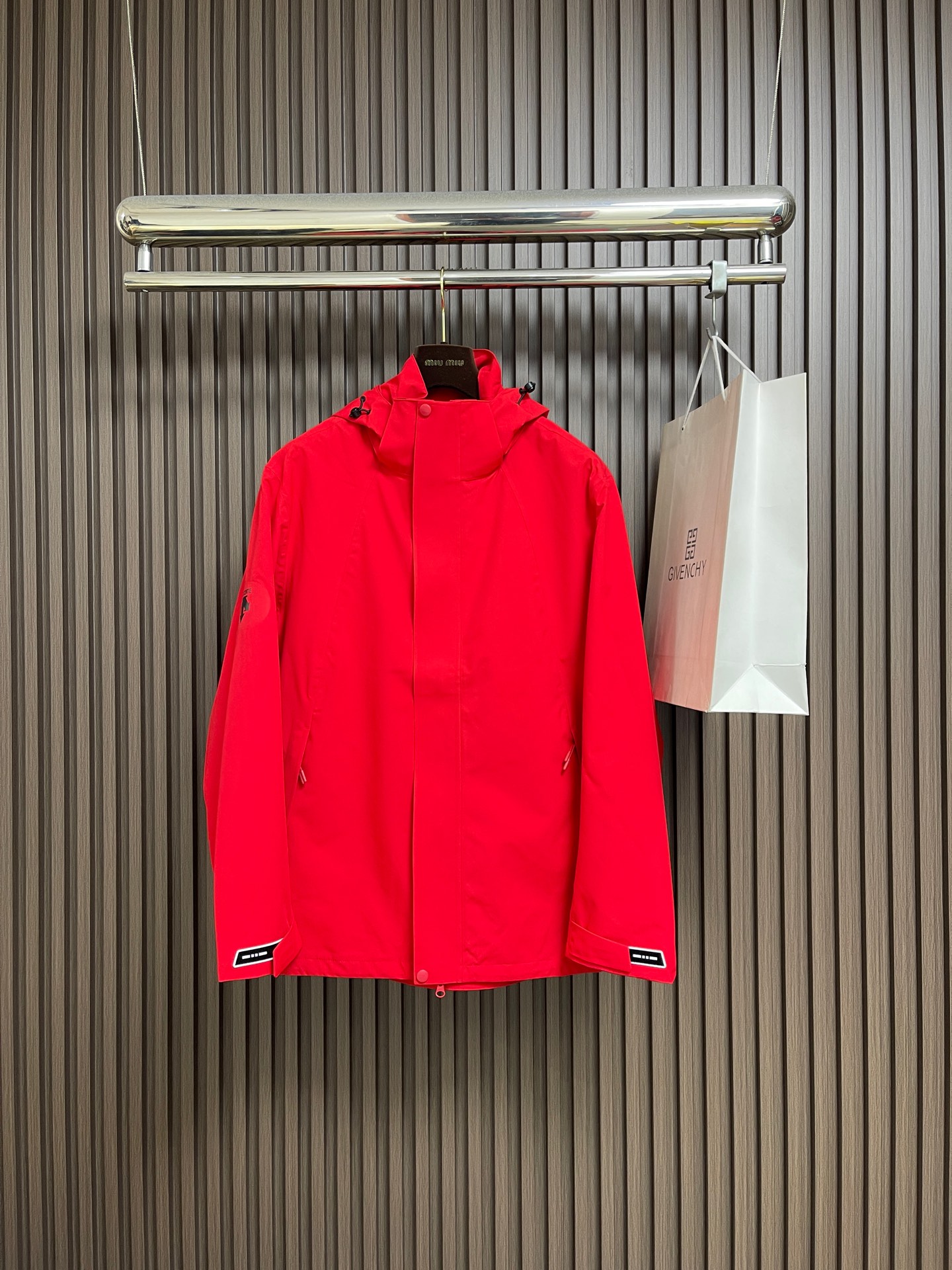 NO:745795,Descente alpine outdoor windproof and waterproof jacket series hooded jacket, anti-static, lightweight and with better windproof and breathable performance, more comfortable to wear. It not only allows you to move flexibly and freely, but also keeps you warm when performing high heart rate exercises in non-extreme weather conditions. Sizes M-3XL,, jackets & coats, hats,19860909Descente迪桑特 高山户外防风防水服 冲锋衣系列连帽外套,防静电、轻量化又具有更好的防风和透气性能,穿着起来更加舒适它不仅能让你灵活自如地运动,还能让你在非极限的天气状况下进行高心率运动时保持温暖.尺码M-3XL,,jackets & coats,hats,,Men's clothing