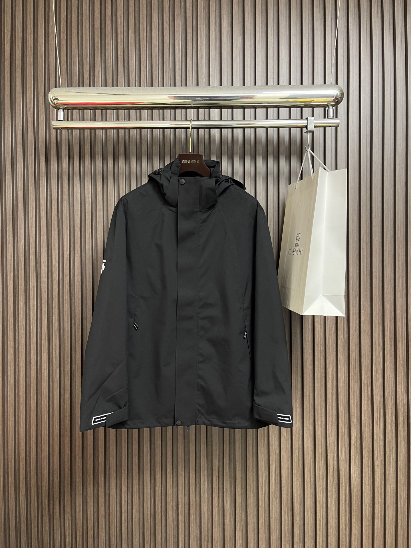 🛒🛒Descente迪桑特 高山户外防风防水服 冲锋衣系列连帽外套，防静电、轻量化又具有更好的防风和透气