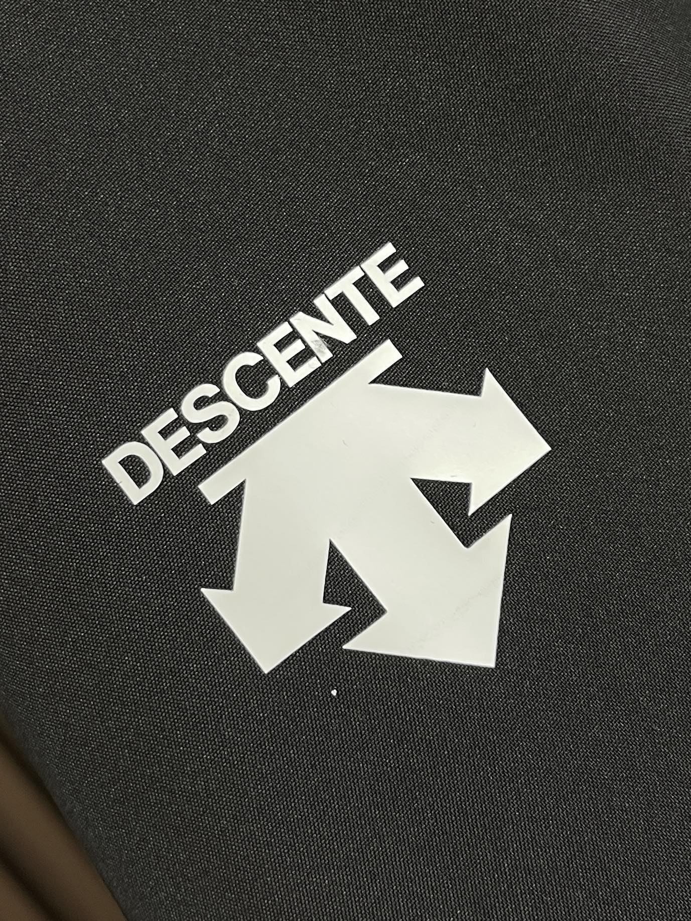 🛒🛒Descente迪桑特 高山户外防风防水服 冲锋衣系列连帽外套，防静电、轻量化又具有更好的防风和透气