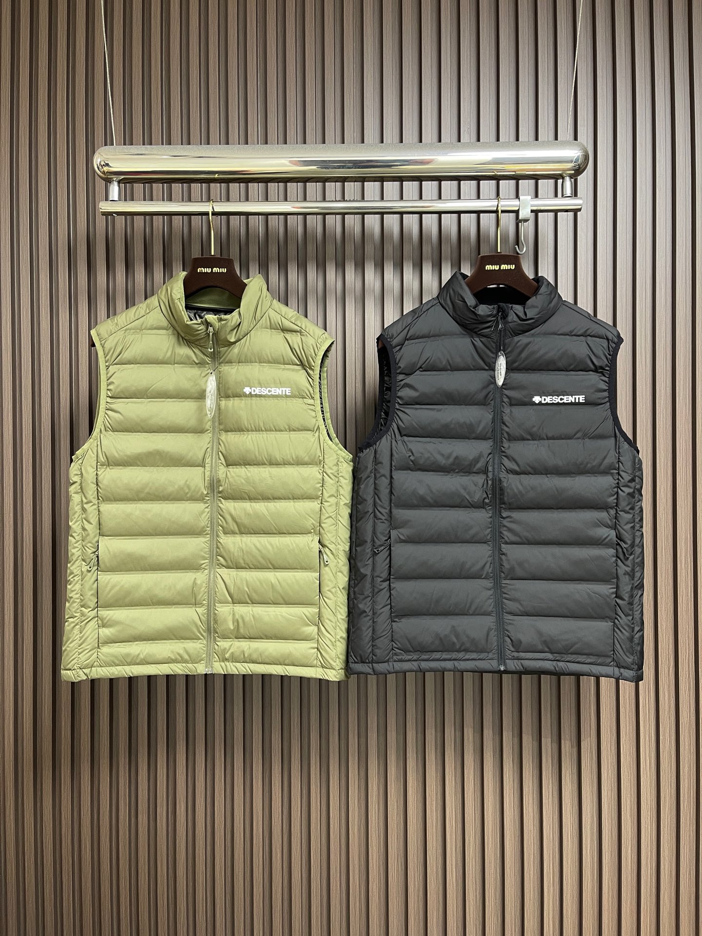 🛒🛒DESCENTE 迪桑特2026ss早春新款休闲羽绒马甲，顶级印花工艺字母图案装饰logo，原版五金