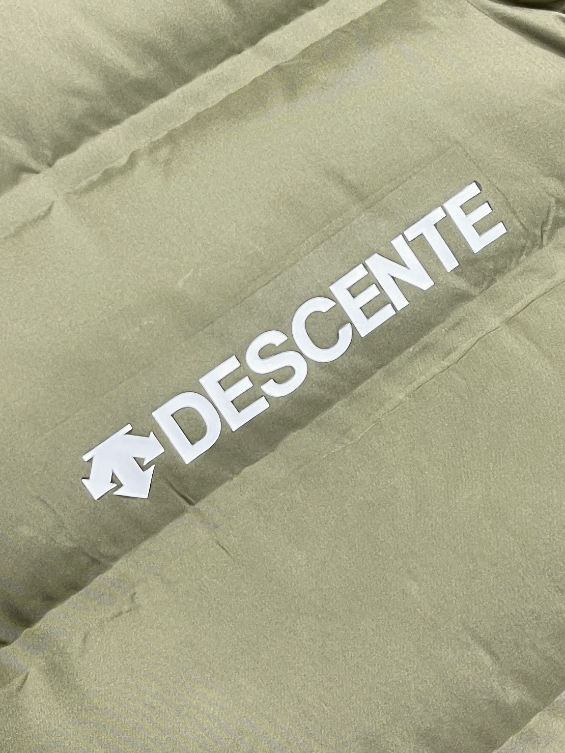 🛒🛒DESCENTE 迪桑特2026ss早春新款休闲羽绒马甲，顶级印花工艺字母图案装饰logo，原版五金