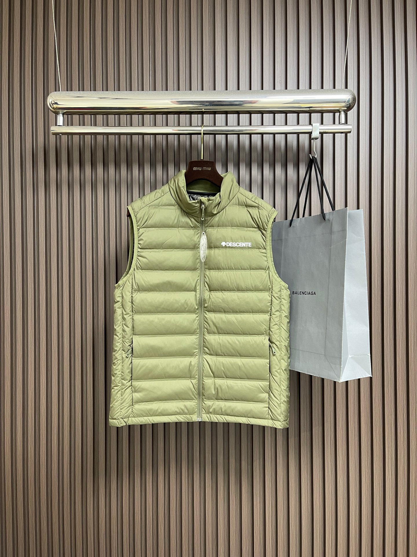 NO:745842,DESCENTE 2026ss early spring new casual down vest, top-notch printing technology letter pattern decoration logo, original hardware accessories decoration, extremely high grade, fashionable and stylish upper body, complete with three standards. Size M-3XL,, down jacket,19860909DESCENTE 迪桑特2026ss早春新款休闲羽绒马甲,顶级印花工艺字母图案装饰logo,原版五金辅料装饰,档次极高,上身时尚有型,三标齐全.尺码M-3XL,,down jacket,,Men's clothing