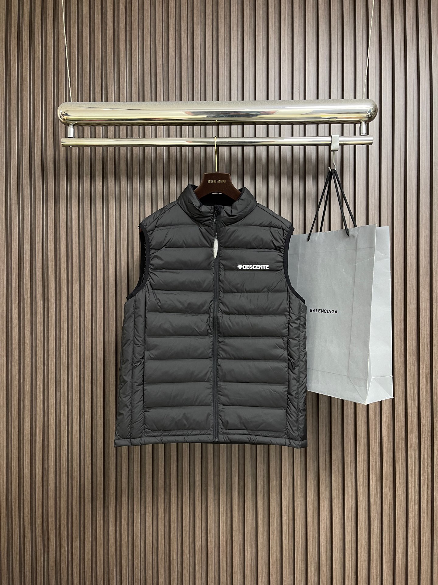 🛒🛒DESCENTE 迪桑特2026ss早春新款休闲羽绒马甲，顶级印花工艺字母图案装饰logo，原版五金