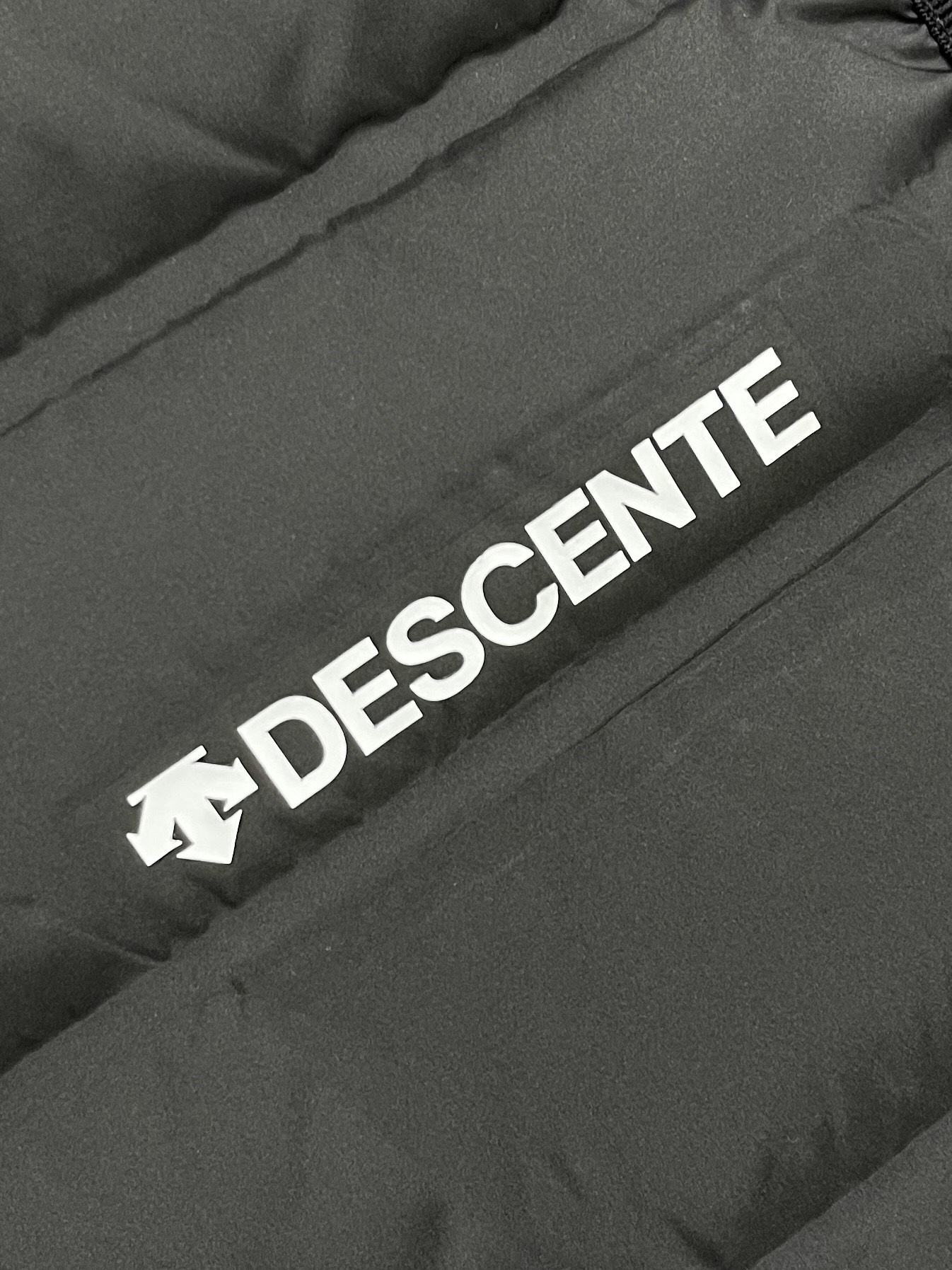 🛒🛒DESCENTE 迪桑特2026ss早春新款休闲羽绒马甲，顶级印花工艺字母图案装饰logo，原版五金