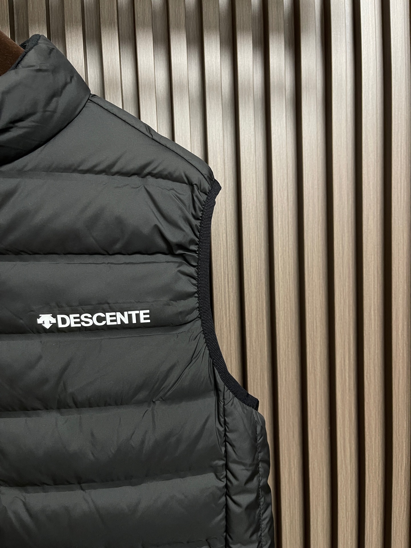 🛒🛒DESCENTE 迪桑特2026ss早春新款休闲羽绒马甲，顶级印花工艺字母图案装饰logo，原版五金