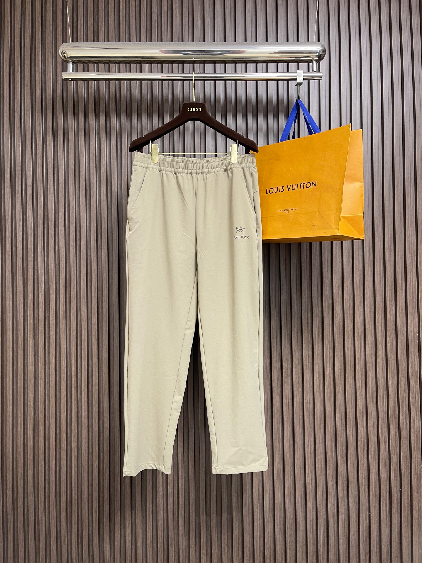 🛒🛒ARCTERYX 始祖鸟户外防风透气春夏男士软壳裤！无缝设计，高热度鸟家户外机能风3D立体修身裁剪，