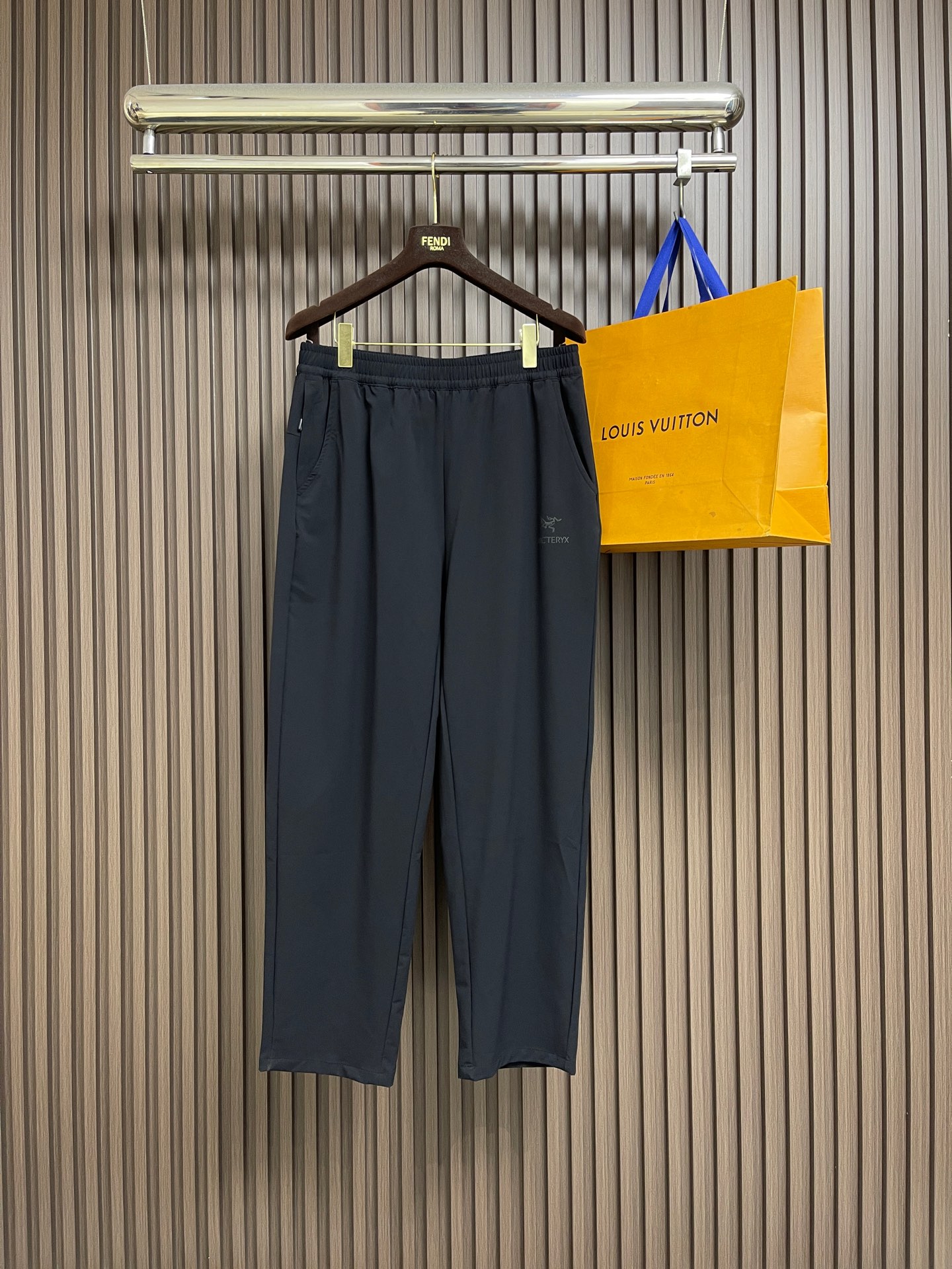 🛒🛒ARCTERYX 始祖鸟户外防风透气春夏男士软壳裤！无缝设计，高热度鸟家户外机能风3D立体修身裁剪，