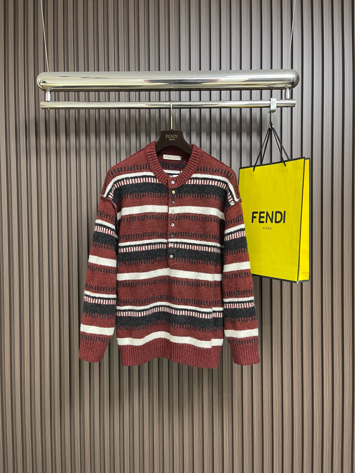 NO:744022,Support after-sales BV after the year  Heavy-duty special yarn striped half-cardigan sweater ~ Customized mixed-color buttons are woven with retro stripes to create a relaxed autumn and winter style, showing BV's iconic low-key luxury. Weaving with special wool yarn, the fluffy and soft velvet feeling has its own warm filter, and  It has firm muscles and is skin-friendly and breathable, allowing you to maintain your elegance even in the biting cold wind. The round-neck cardigan has a neat and tolerant shape, and the threaded edges fit the body shape without being tight. The layered collision of colorful stripes and jacquard texture gives the piece a complex feel.  Ancient and fashionable visual tension. Specially customized mixed-color buttons, from transparent resin to amber texture, each one echoes the color of the stripes, and the details are full of craftsmanship. The red and brown contrasting colors are warm and rich, suitable for the New Year's party atmosphere; the brown, blue and green colors are calm and elegant, easily integrated into daily commuting and weekend leisure. Whether it is worn with a high collar as a layer, or worn alone to create a casual and relaxed feeling, it can become the atmosphere of your autumn and winter wardrobe. Size XS-L  XS, shoulder width 54, bust 110, length 66, size S, shoulder width 55, bust 114, length 68, size M, shoulder width 45, bust 118, length 70, size L, shoulder width 57, bust 122, length 72,,bottega veneta,sweaters,19860909支持年后售后 BV 重工特种纱条纹半开衫毛衣～定制混彩纽扣以复古条纹织就秋冬松弛格调,尽显BV标志性的低调奢华甄选羊毛特种纱线织造,蓬松软糯的绒感自带温暖滤镜,兼具挺括筋骨与亲肤透气性,让你在凛冽寒风中也能保持优雅风度.圆领开衫版型利落包容,螺纹收边贴合身形不紧绷,彩色条纹与提花肌理的层次碰撞,赋予单品复古又时髦的视觉张力.特别定制的混彩纽扣,从透明树脂到琥珀质感,每一颗都与条纹色彩呼应,细节处尽显匠心工艺.红棕撞色款热烈浓郁,适配新年欢聚氛围；棕蓝绿配色沉稳雅致,轻松融入日常通勤与周末休闲.无论是内搭高领打底叠穿层次,还是单穿打造随性松弛感,都能成为你秋冬衣橱的氛围感担当.尺码XS-L XS码肩宽54 胸围110衣长66  S码肩宽55 胸围114衣长68  M码 肩宽45 胸围118衣长70 L码 肩宽57 胸围122衣长72,,bottega veneta,sweaters,,Men's clothing