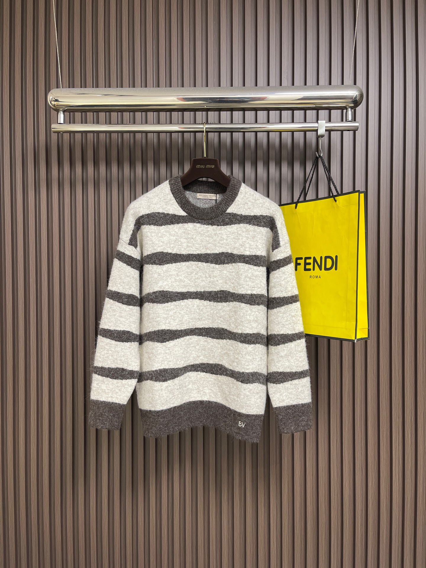 NO:743976,Support after-sales BV three-color stripe atmosphere knitted sweater!  Minimalist and high-end, one piece is enough. BV’s striped sweater uses classic contrasting stripes as its canvas, perfectly blending Italian laziness with modern sophistication. The three colors of dark gray, off-white, and burgundy are intertwined. It has the calmness and versatility of classic black and gray, and the warm finishing touch of burgundy, easily adapting to various autumn and winter outfits.  Scene. The wool fabric brings a cloud-like soft and waxy touch, which is light and warm without weighing down the body. It is comfortable to wear against the skin without any burden. The detailed design of the ribbed round neck and cuffs retains the looseness of the silhouette while locking in warmth. The low-key BV embroidery on the hem is a luxury code that only those in the know will understand. Size XS-L  XS, shoulder width 54, bust 108, length 66, size S, shoulder width 55, bust 112, length 68, size M, shoulder width 45, bust 116, length 70, size L, shoulder width 57, bust 120, length 72,,bottega veneta,sweaters,19860909支持年后售后 BV三色条纹氛围感针织毛衣！极简高级感,一件就够.BV这款条纹毛衣,以经典的撞色条纹为画布,将意式慵懒与现代精致感完美融合.深灰、米白、酒红三色交织,既有经典黑灰的沉稳百搭,又有酒红款的温暖点睛,轻松适配秋冬各种穿搭场景.羊毛面料带来云朵般的软糯触感,轻暖不压身,贴肤穿着也毫无负担.罗纹圆领与袖口的细节设计,在保留廓形松弛感的同时,又能锁住暖意.下摆处低调的BV刺绣,是懂行人才懂的奢华暗号.尺码XS-L XS码肩宽54 胸围108衣长66  S码肩宽55 胸围112 衣长68  M码 肩宽45 胸围116 衣长70 L码 肩宽57 胸围120 衣长72,,bottega veneta,sweaters,,Men's clothing