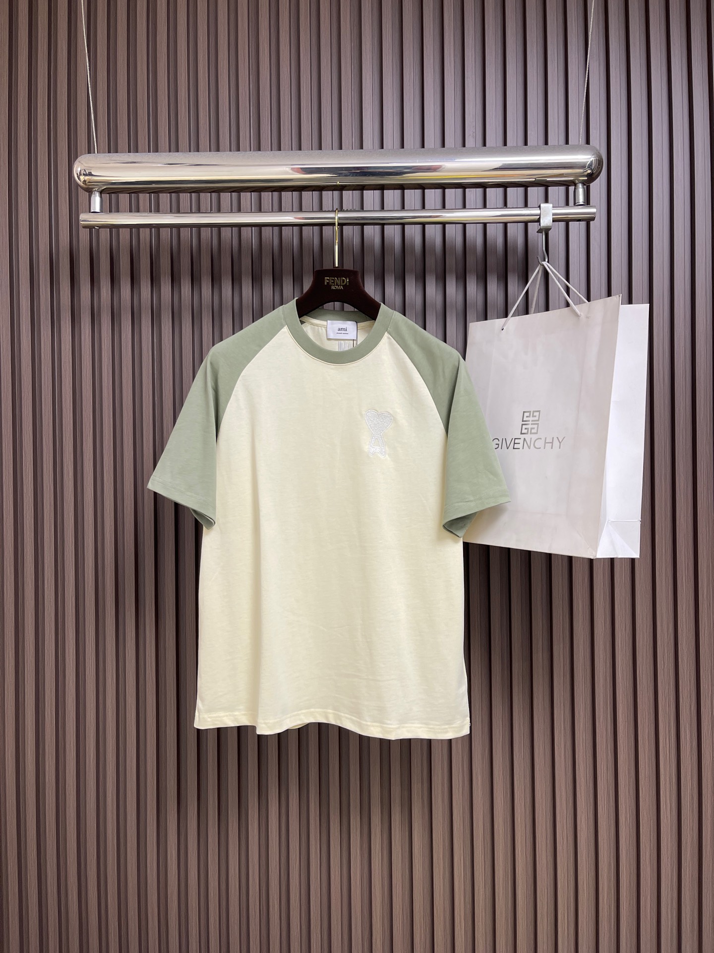 NO:744004,AMI 2026ss summer embroidered love knitted short-sleeved T-shirt, 340G top-quality cotton yarn, 100% pure cotton, excellent hand feel, very comfortable fabric, shrinkage controlled at 2%, export-grade solid color quality, truly not easy to deform, shrink or fade. Sizes S-XXL S code bust 108 length 68 sleeve length 38 M size bust 112 length 70 sleeve length 38.5 L size bust 116  Clothes length 72 Sleeve length 3919860909AMI 2026ss夏季刺绣爱心针织短袖T恤,340G顶级棉纱 百分百纯棉 手感极好 面料非常舒服 缩水率控制在2％出口级固色品质真正做到了不易变形缩水 不掉色.尺码S-XXL S码 胸围108 衣长68袖长38 M码 胸围112 衣长70袖长38.5 L码 胸围116 衣长72袖长39 XL码胸围120 衣长74袖长39.5 XXL码 胸围124 衣长76袖长40,,T-shirt,tees，t-shirt,,Men's clothing