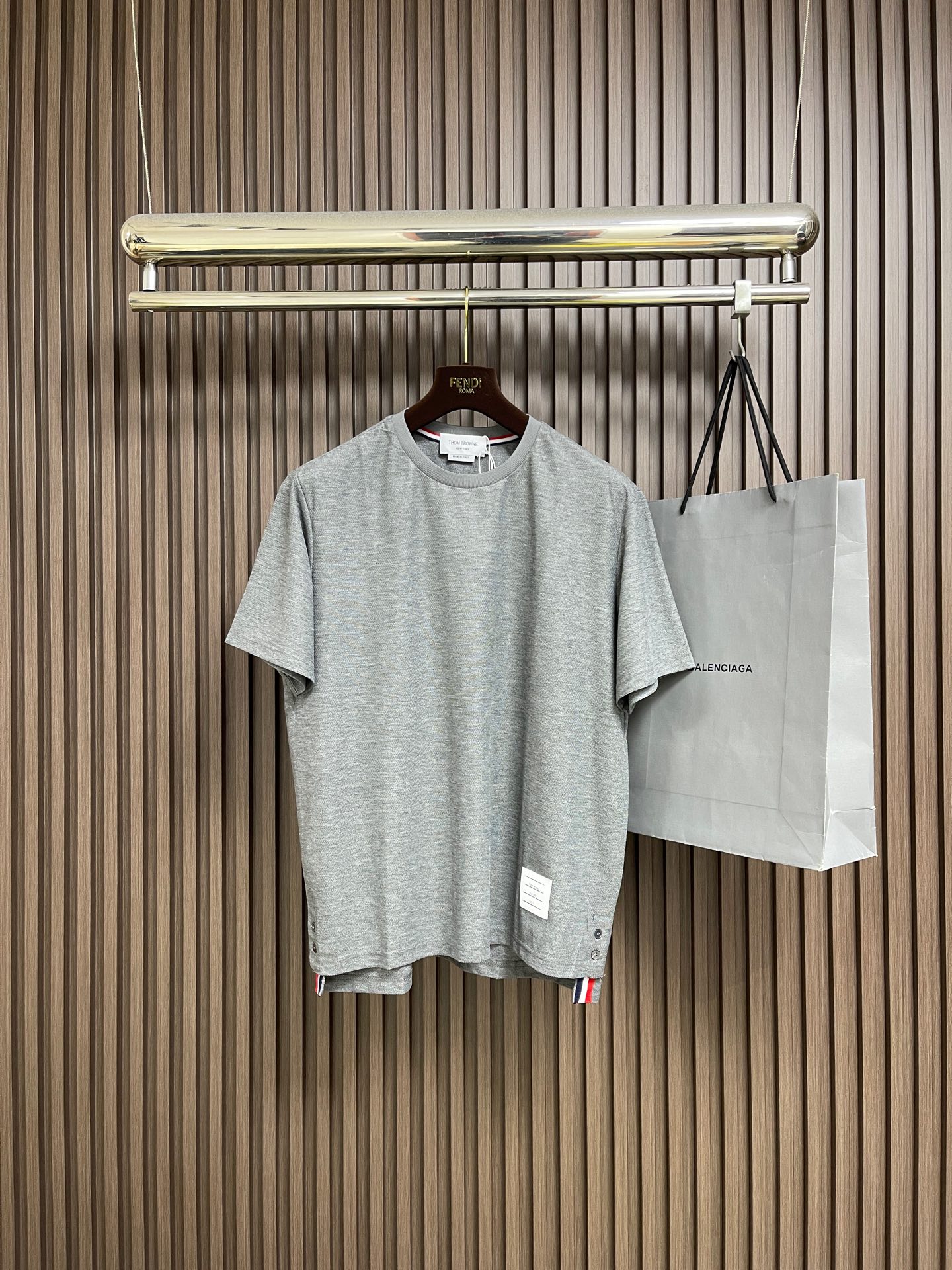 NO:744013,Support after-sales service Thom Browne TB 2026SS new summer short-sleeved T-shirt, custom-made original grade 100% cotton fabric, washed and shaped, design inspired by the preppy logo of the East Coast, brand logo three-color stripe decoration, all details are in place and the quality is immediate. Same style for men and women. Summer must-have. Size M-3XL M size bust 109 shoulder width 44 length 70 L size bust 113 shoulder width 45.5  Clothes length 7219860909支持年后售后 Thom Browne TB 2026SS夏季新款短袖T恤,定制原版级百分百棉面料,洗水定型,设计灵感源自东海岸的预科生标志,品牌标志三色彩条装饰,所有细节到位品质感立现 男女同款 夏天必备品.尺码M-3XL M码 胸围109 肩宽44 衣长70 L码 胸围113 肩宽45.5 衣长72 XL码胸围117 肩宽47 衣长74 2XL码 胸围121 肩宽48.5 衣长76 3XL码 胸围125 肩宽50 衣长78,,T-shirt,tees，t-shirt,,Men's clothing