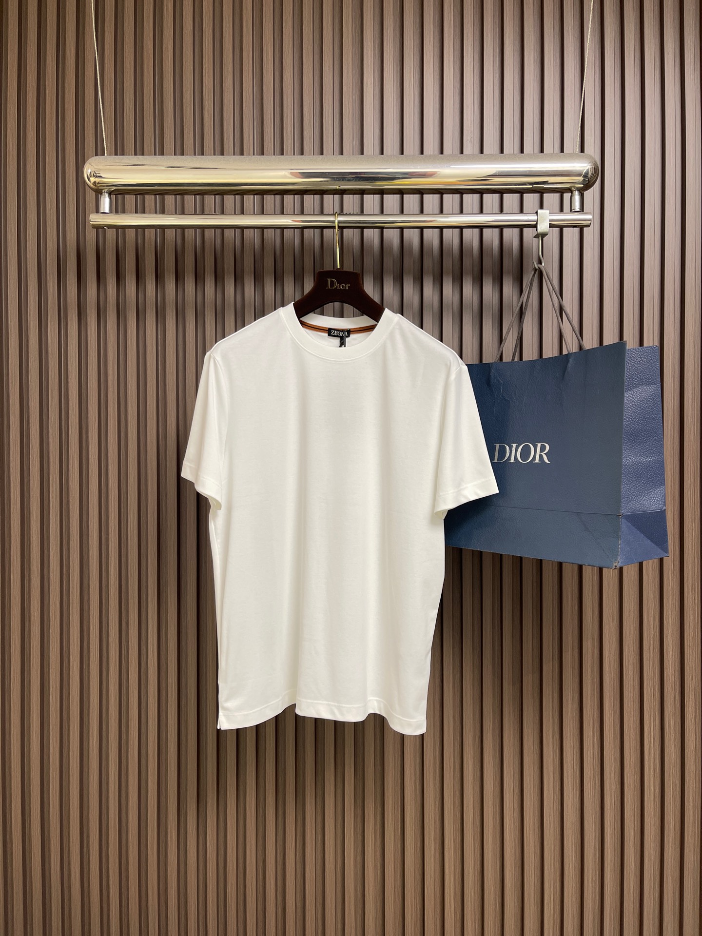 NO:735323,Zegna Zegna 2026ss new round neck short-sleeved T-shirt, customized Xinjiang long-staple cotton fabric, logo logo on the back. High-elastic fabric, not easy to deform after long-term wear. All accessories are original custom-made, skin-friendly, breathable, comfortable, delicate and soft, and the upper body is fashionable and stylish. Sizes S-3XL  Bust 107 Shoulder width 45.5 Length 7119860909Zegna 杰尼亚2026ss新款圆领短袖T恤,定制新疆长绒棉面料,后背logo标识 高弹面料、久穿不易变形 辅料全部原版定制出品,亲肤 透气舒适细腻柔软,上身时尚有型.尺码S-3XL S码 胸围99 肩宽42.5 衣长67 M码 胸围103 肩宽44 衣长69 L码 胸围107 肩宽45.5 衣长71  XL码胸围111 肩宽47 衣长73 2XL码 胸围115 肩宽48.5 衣长75 3XL码 胸围119 肩宽50 衣长77,,zegna,T-shirt,tees，t-shirt,,Men's clothing