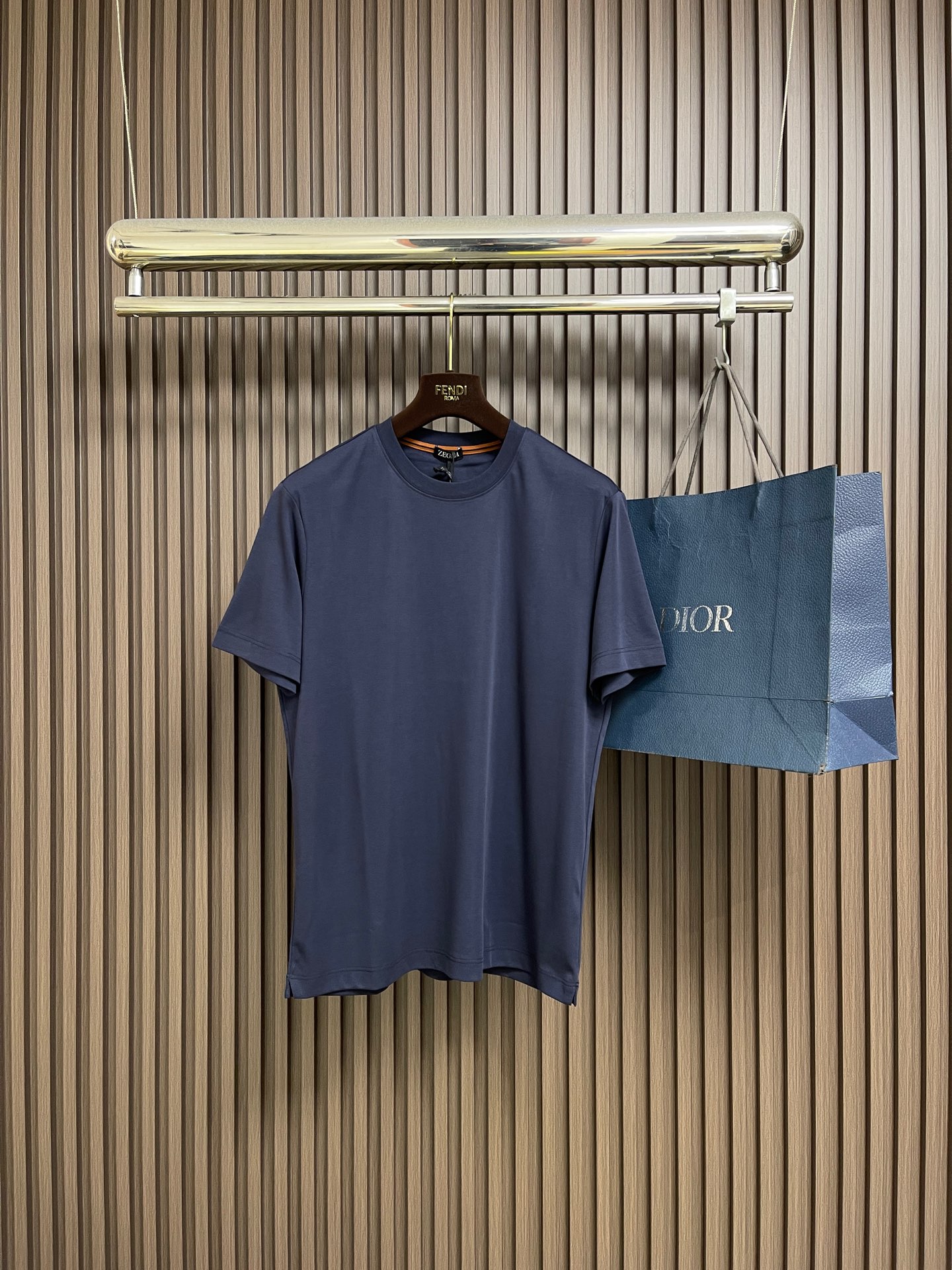 NO:735319,Zegna Zegna 2026ss new round neck short-sleeved T-shirt, customized Xinjiang long-staple cotton fabric, logo logo on the back. High-elastic fabric, not easy to deform after long-term wear. All accessories are original custom-made, skin-friendly, breathable, comfortable, delicate and soft, and the upper body is fashionable and stylish. Sizes S-3XL  Bust 107 Shoulder width 45.5 Length 7119860909Zegna 杰尼亚2026ss新款圆领短袖T恤,定制新疆长绒棉面料,后背logo标识 高弹面料、久穿不易变形 辅料全部原版定制出品,亲肤 透气舒适细腻柔软,上身时尚有型.尺码S-3XL S码 胸围99 肩宽42.5 衣长67 M码 胸围103 肩宽44 衣长69 L码 胸围107 肩宽45.5 衣长71  XL码胸围111 肩宽47 衣长73 2XL码 胸围115 肩宽48.5 衣长75 3XL码 胸围119 肩宽50 衣长77,,zegna,T-shirt,tees，t-shirt,,Men's clothing