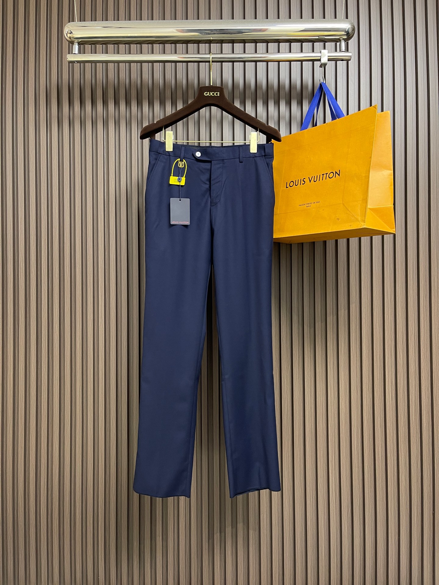 NO:735377,The whole set can be sold separately. Single suit, trousers, LV single-breasted urban jacket, blazer and trousers suit. This single-breasted jacket is made of fine silk and cotton blend to create a casual fit, and the collar is highlighted with LV hardware logo. Pearlescent buttons add a sophisticated touch. It can be used as a suit jacket or with the same trousers to create a modern look. The trousers size is 29-38, the suit size is 46-58, and the suit size is 46, and the length is 73  Shoulder width 43.5, bust 100, size 48, length 75, shoulder width 45, bust 104, size 50, length 77, shoulder width 46.5, bust 108, size 52, length 79, shoulder width 47.4, bust 112, size 54, length 81, shoulder width 48.6, bust 116, size 56, length 81, shoulder width 49.8, bust 120  Size 58, length 82, shoulder width 51, bust 124, trousers size 29, length 101, waist 73, hips 91. Size 30, length 103, waist 75, hips 93. Size 31, length 103, waist 79, hips 97. Size 32, length 105, waist 81, size 33, length 105, waist 83, hips 103.  Size 34, pants length 105, waist 87, hips 105, size 36, pants length 107, waist 91, hips 109, size 38, pants length 109, waist 97, hips 115,,louis vuitton,jackets & coats,jackets & coats,business suit,19860909整套 可拆卖 单西服 西裤 LV 单排扣都市夹克西装外套西裤套装,本款单排扣夹克选用细腻丝棉混纺塑造休闲版型,再以 LV 五金标识点亮衣领.珠光纽扣增添考究笔触.可作为西装夹克,亦可与同款长裤共筑摩登造型.西裤码数29-38 西服码数46-58 西服 46码衣长73 肩宽43.5胸围100 48码衣长75 肩宽45 胸围104 50码衣长77 肩宽46.5胸围108 52码衣长79 肩宽47.4胸围112 54码衣长81 肩宽48.6 胸围116 56码衣长81 肩宽49.8 胸围120 58码衣长82 肩宽51胸围124 西裤 29码 裤长101腰围73臀围91 30码 裤长103 腰围75臀围93 31码裤长103 腰围79臀围97 32码 裤长105 腰围81 臀围99 33码 裤长105 腰围83臀围103 34码 裤长105 腰围87臀围105 36码 裤长107 腰围91臀围109 38码 裤长109 腰围97臀围115,,louis vuitton,jackets & coats,jackets & coats,business suit,,Men's clothing