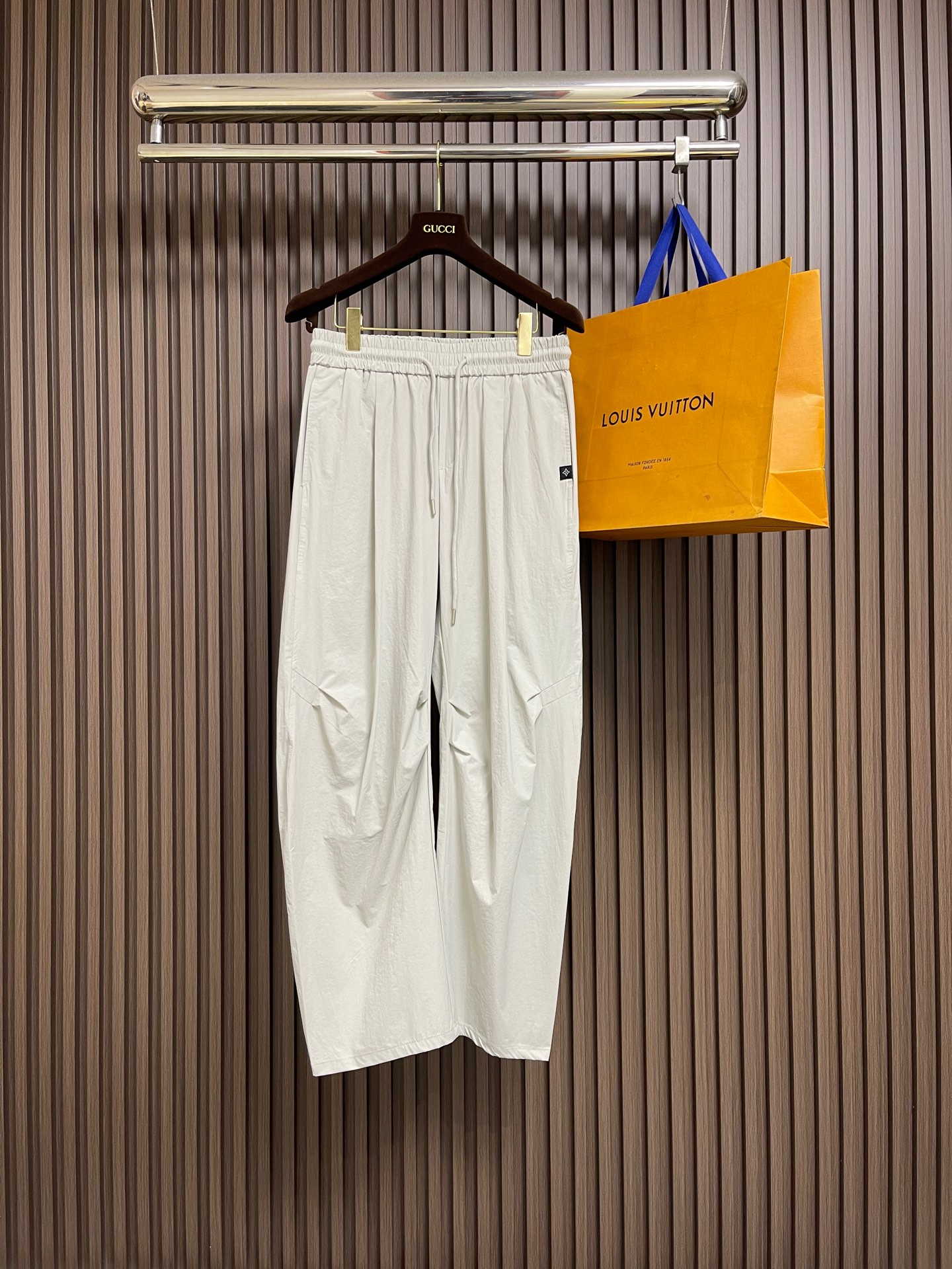 NO:743977,LV 2026ss functional paratrooper sweatpants, imported fabrics supplied by customers have a certain texture, stiff and anti-wrinkle, and have strong outdoor functionality. Classic trousers, simple and capable, comfortable and stylish, suitable for daily wear or sports and fitness, good-looking and practical, size M-3XL,, louis vuitton,19860909LV 2026ss机能伞兵运动裤,客供进口面料有一定的肌理感,挺括防皱,司时具有超强的户外功能性,经典长裤,清简干练,舒适有型,无论是日常穿搭还是运动健身都可,好看又实用,尺码M-3XL,,louis vuitton,,Men's clothing