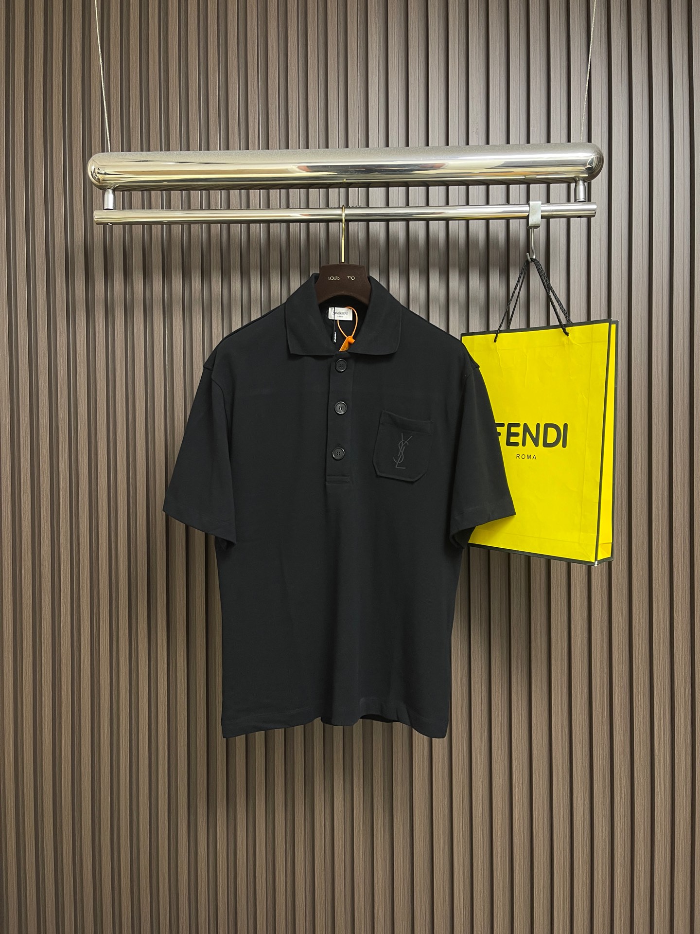 NO:745808,YSL logo embroidered short-sleeved Polo shirt, customized moire piqué cotton. Stiff and stylish. Comfortable and close to the skin. The deep black tone inspired by obsidian is the ultimate gentleness. The exquisite YSL logo is spread quietly in contrasting colors. It is fully recognizable like an invisible medal. It injects soul into the Polo shirt. Restraint is the aesthetic. No need to make a statement but it is clear. It is a must-have item for all-purpose wear. It adopts imported machine embroidery technology.  Use advanced computer control systems and precision mechanical components to achieve YSL logo embroidery operations with high precision. The lines are smooth and delicate, and the fabrics have been sand-washed. The texture is better, not easy to deform, not easy to shrink, not easy to fade, and maintains long-term beauty. The overall wiring is straight and delicate, the fabric is comfortable and soft, and the color is consistent without color difference. It can be matched with the same style to create a fashionable look, control various occasions, customized accessories, complete three standards, the same style for men and women!  Size S-XL S size Bust 112 Shoulder width 49.5 Length 69 Medium Bust 116 Shoulder width 51.5 Length 70.5 L Size Bust 120 Shoulder width 53.5 Length 72 XL Size Bust 124 Shoulder width 55.5 Length 73.519860909YSL 标识刺绣短袖Polo衫,定制云纹珠地棉 挺括有型 舒适贴肤 以黑曜石为灵感的深邃黑调 是极致的温柔 精致YSL标识以撞色方式悄然铺展 辨识度十足 像一枚隐形勋章 为Polo衫注入灵魂 以克制为美学 无需声张 却已了然 万能穿搭必备单品.采用进口机刺绣工艺 使用先进的计算机控制系统和精密的机械部件 实现YSL标识刺绣作业 精度高 线条流畅而细腻,面料都经过砂洗 手感质感更佳 不易变形 不易缩水 不易褪色 保持长久的美观.整体走线平直细腻,面料舒适柔软,颜色一致无色差 能与同款搭配营造时尚造型,驾驭种场合,定制辅料,三标齐全,男女同款！尺码S-XL S码胸围112肩宽49.5 衣长69 M码 胸围116肩宽51.5衣长70.5 L码胸围120肩宽53.5 衣长72 XL码 胸围124肩宽55.5 衣长73.5,,saint laurent,T-shirt,,Men's clothing