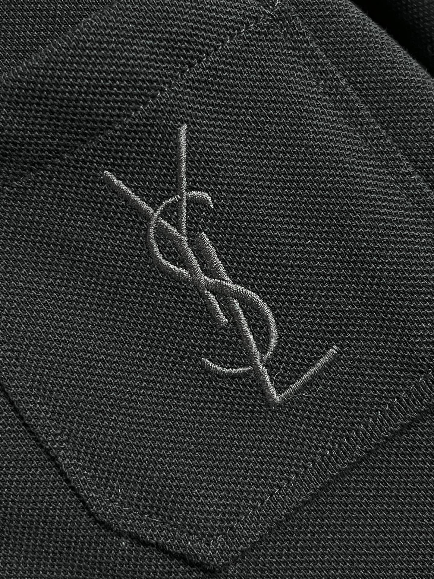 🛒🛒YSL 标识刺绣短袖Polo衫，定制云纹珠地棉 挺括有型 舒适贴肤 以黑曜石为灵感的深邃黑调 是极致