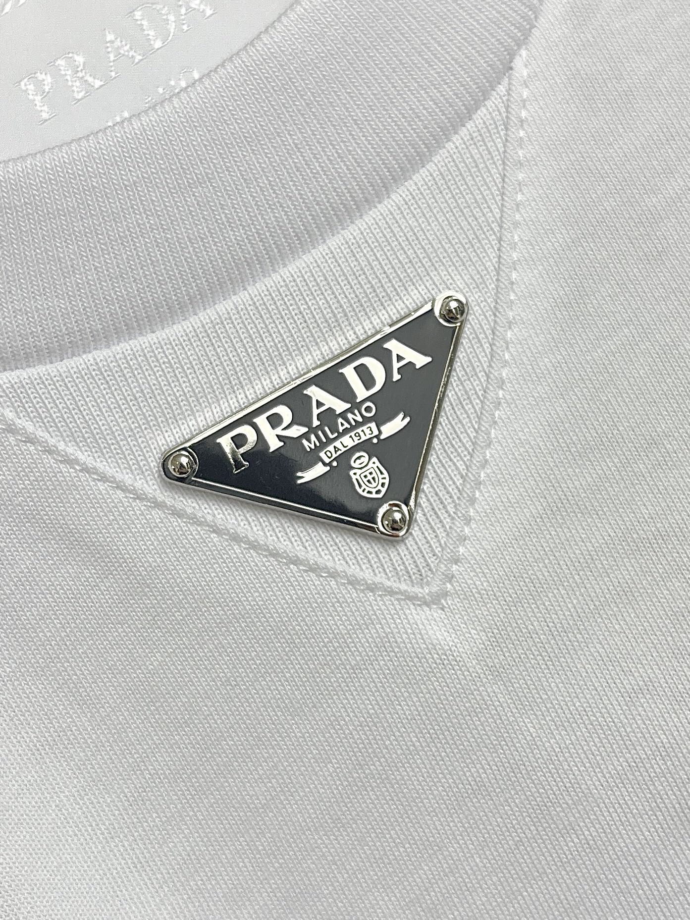 🛒🛒Prada 胸前三角标短袖T恤，定制微细单纱平纹精织料，标志性Prada三角标点缀正面，采用进口专机