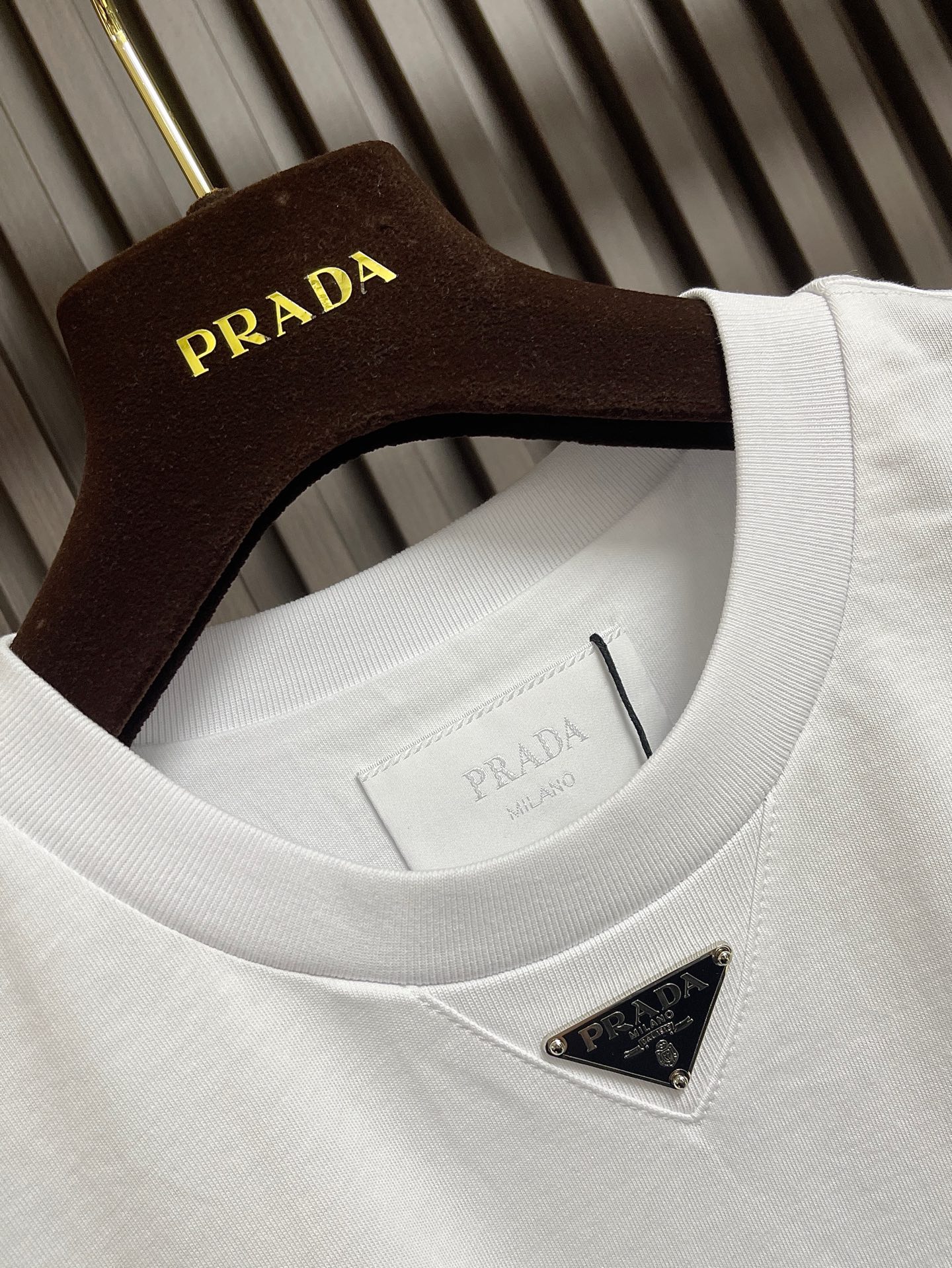 🛒🛒Prada 胸前三角标短袖T恤，定制微细单纱平纹精织料，标志性Prada三角标点缀正面，采用进口专机