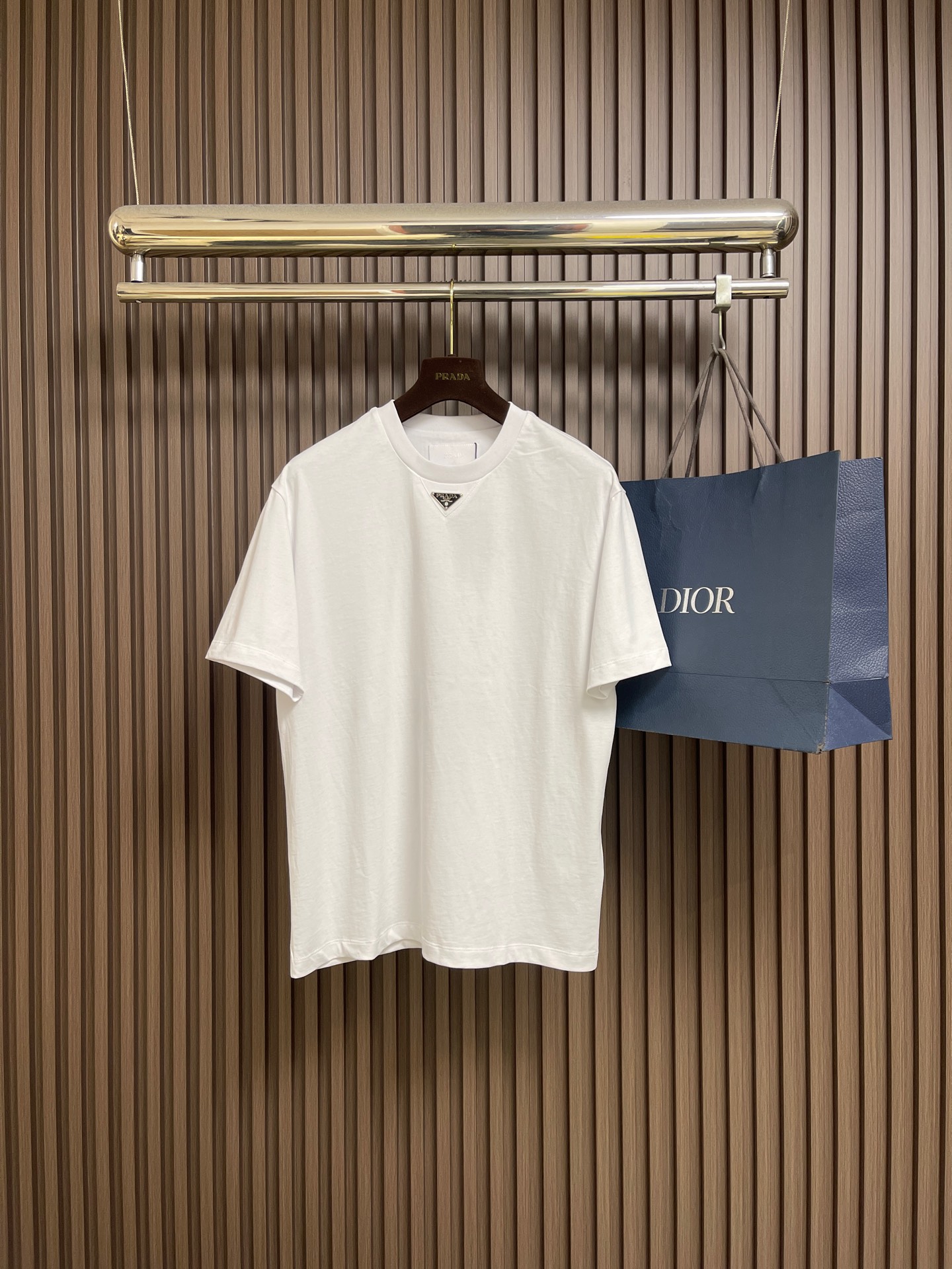 NO:745806,Prada short-sleeved T-shirt with triangle logo on the chest, custom-made fine single yarn plain weave fabric, the iconic Prada triangle logo embellishes the front, and the imported special machine infrared positioning 'Prada triangle logo' is used to position the 'Prada triangle logo' more accurately and firmly. Sizes S-XL  Bust 120, shoulder width 54, length 74, prada, T-shirt, tees, t-shirt,19860909Prada 胸前三角标短袖T恤,定制微细单纱平纹精织料,标志性Prada三角标点缀正面,采用进口专机红外线定位'Prada三角标'位置更为精准,牢固结实.尺码S-XL S码 胸围108 肩宽48 衣长71 M码 胸围112 肩宽50 衣长72 L码 胸围116 肩宽52 衣长73 XL码 胸围120 肩宽54 衣长74,,prada,T-shirt,tees，t-shirt,,Men's clothing