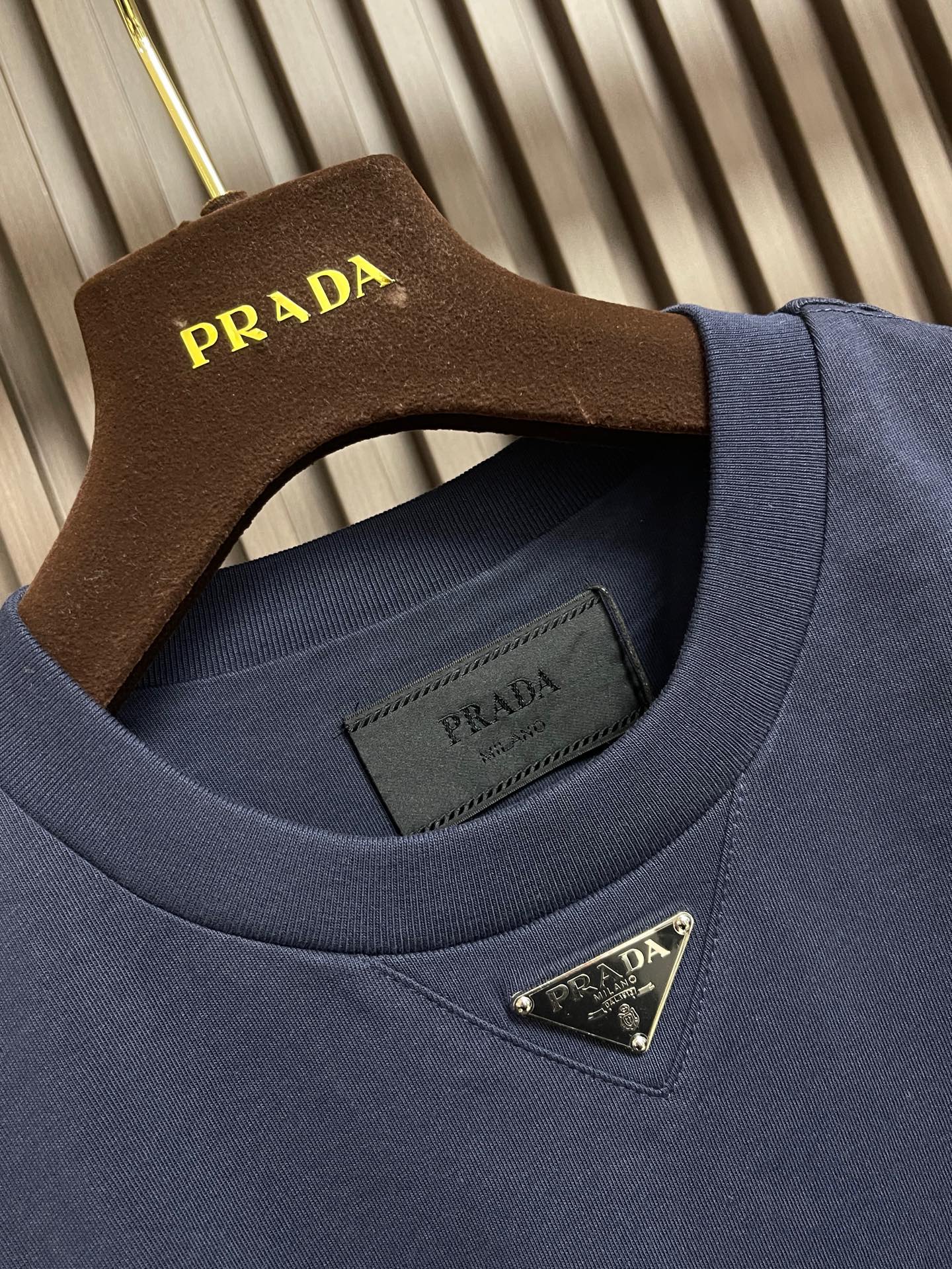 🛒🛒Prada 胸前三角标短袖T恤，定制微细单纱平纹精织料，标志性Prada三角标点缀正面，采用进口专机
