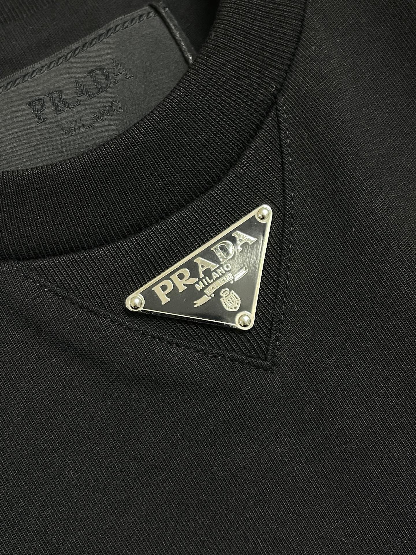 🛒🛒Prada 胸前三角标短袖T恤，定制微细单纱平纹精织料，标志性Prada三角标点缀正面，采用进口专机